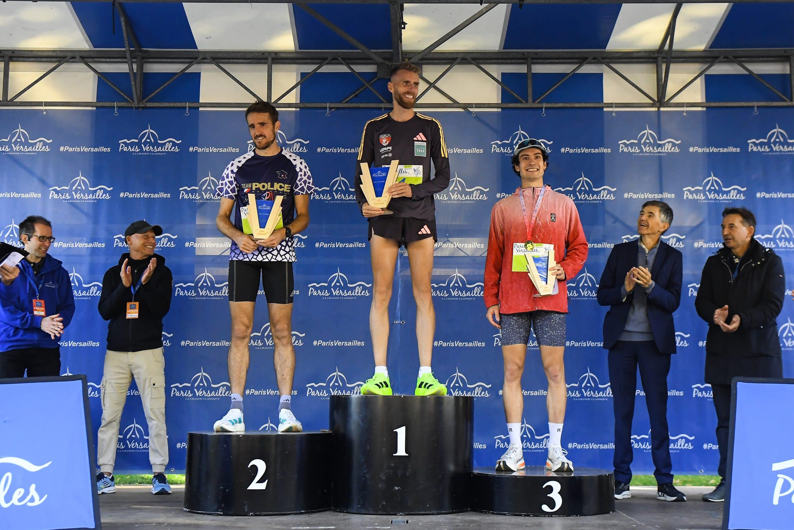 Ciel bleu, soleil éclatant et ambiance populaire : Paris-Versailles a encore offert ce dimanche une édition radieuse. Depuis la Tour Eiffel jusqu’au Château de Versailles, 25 000 coureurs ont avalé les 16,2 km de ce parcours mythique, entre fête populaire et véritable défi sportif. Dans ce décor de rêve, ce sont Mélody Julien (53'03) et Faustin Guigon (50'13) qui ont brillé en signant deux très belles performances.