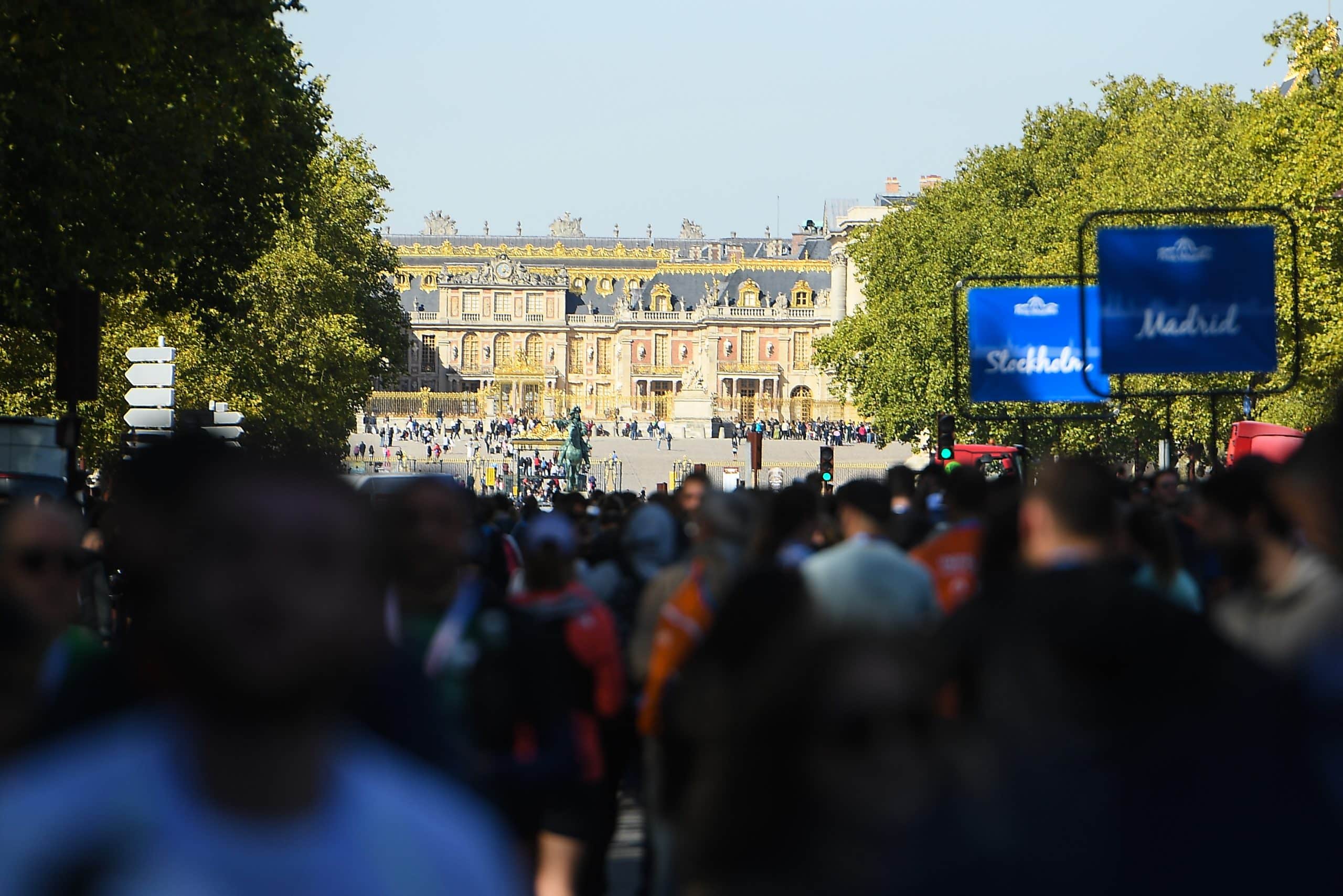 Ciel bleu, soleil éclatant et ambiance populaire : Paris-Versailles a encore offert ce dimanche une édition radieuse. Depuis la Tour Eiffel jusqu’au Château de Versailles, 25 000 coureurs ont avalé les 16,2 km de ce parcours mythique, entre fête populaire et véritable défi sportif. Dans ce décor de rêve, ce sont Mélody Julien (53'03) et Faustin Guigon (50'13) qui ont brillé en signant deux très belles performances.