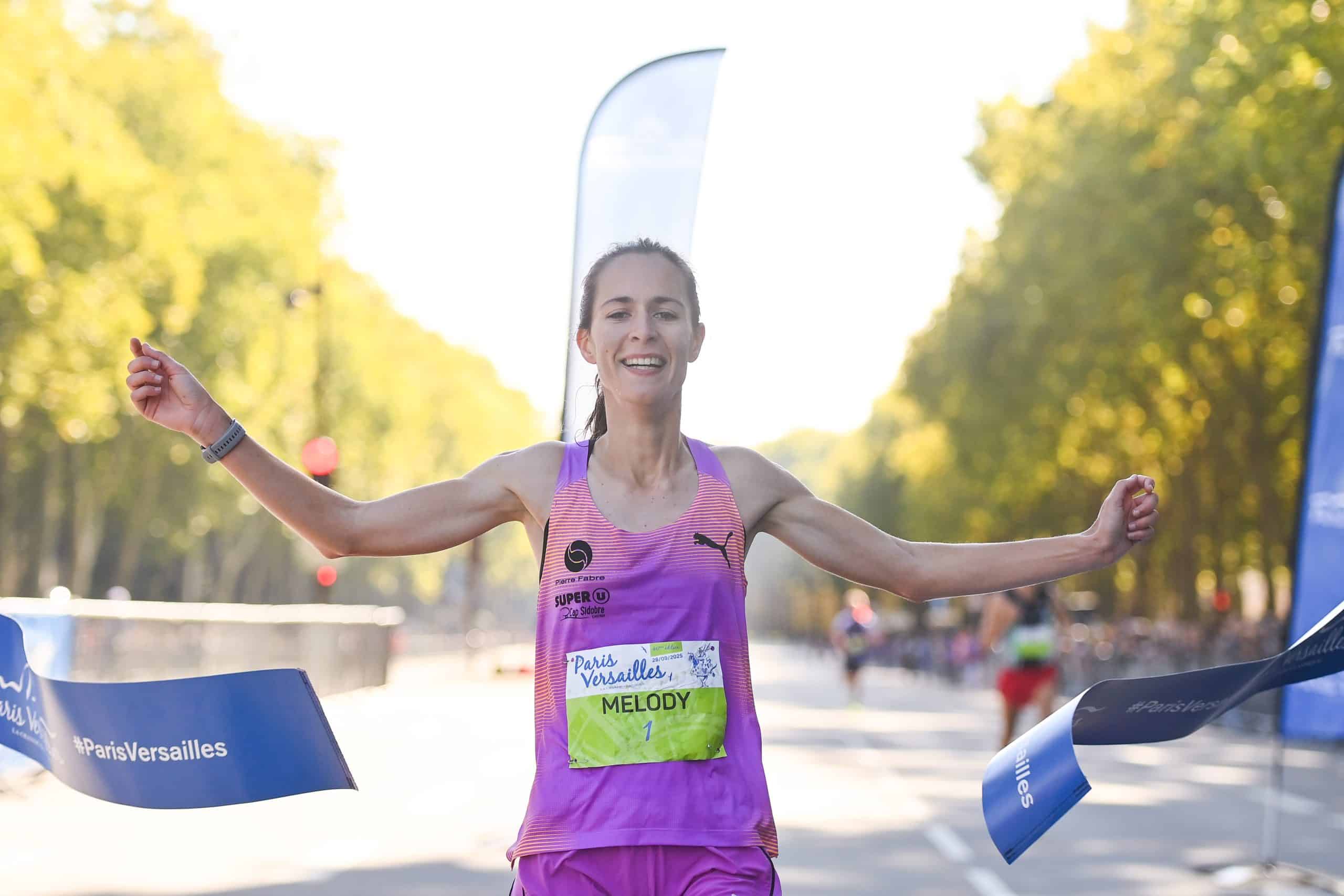 Ciel bleu, soleil éclatant et ambiance populaire : Paris-Versailles a encore offert ce dimanche une édition radieuse. Depuis la Tour Eiffel jusqu’au Château de Versailles, 25 000 coureurs ont avalé les 16,2 km de ce parcours mythique, entre fête populaire et véritable défi sportif. Dans ce décor de rêve, ce sont Mélody Julien (53'03) et Faustin Guigon (50'13) qui ont brillé en signant deux très belles performances.