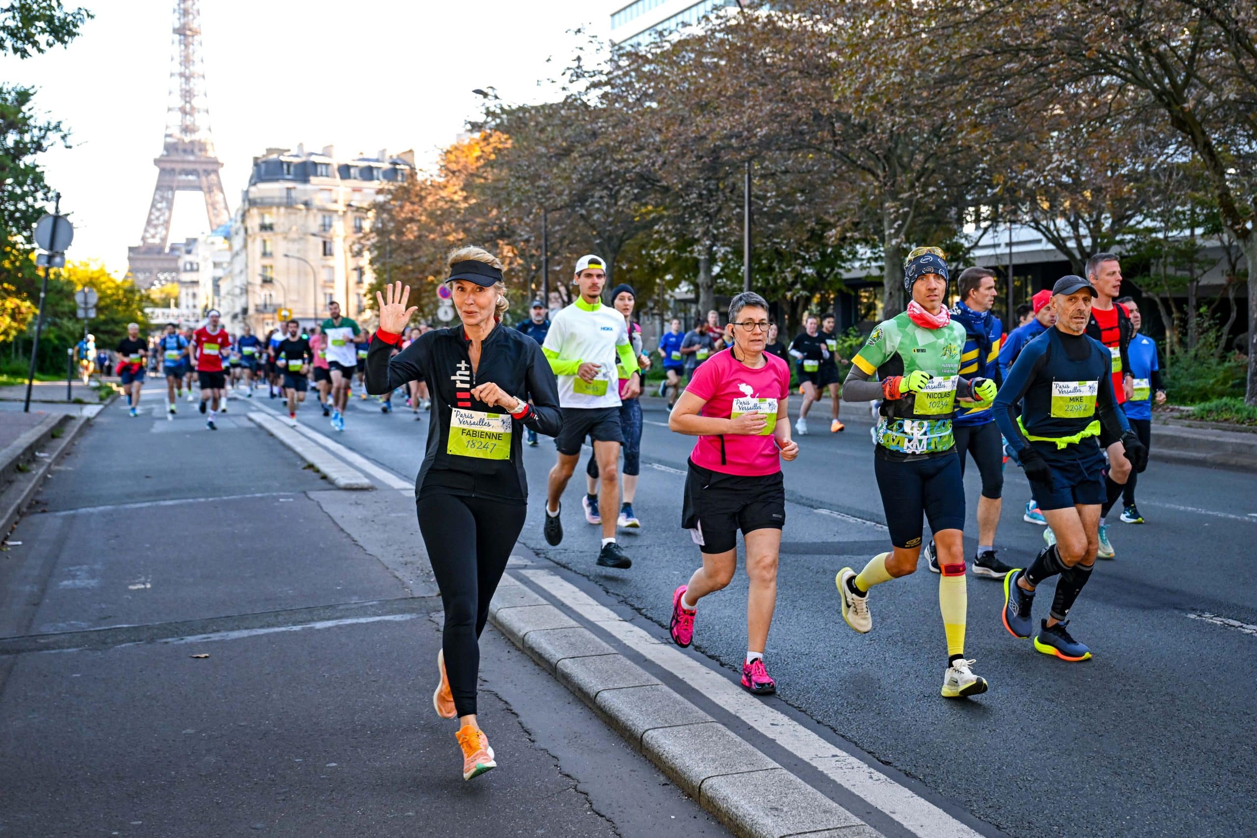 Ciel bleu, soleil éclatant et ambiance populaire : Paris-Versailles a encore offert ce dimanche une édition radieuse. Depuis la Tour Eiffel jusqu’au Château de Versailles, 25 000 coureurs ont avalé les 16,2 km de ce parcours mythique, entre fête populaire et véritable défi sportif. Dans ce décor de rêve, ce sont Mélody Julien (53'03) et Faustin Guigon (50'13) qui ont brillé en signant deux très belles performances.