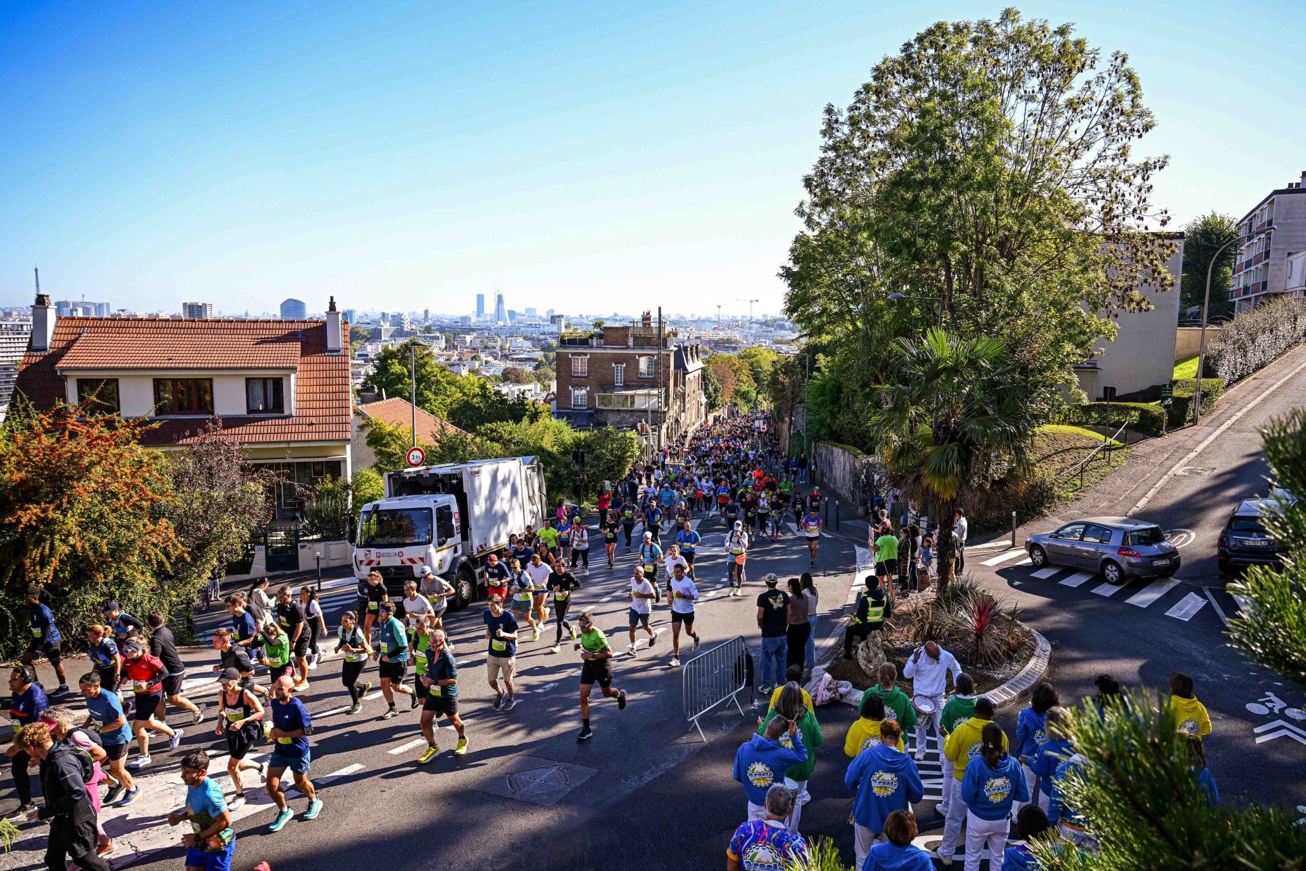 Ciel bleu, soleil éclatant et ambiance populaire : Paris-Versailles a encore offert ce dimanche une édition radieuse. Depuis la Tour Eiffel jusqu’au Château de Versailles, 25 000 coureurs ont avalé les 16,2 km de ce parcours mythique, entre fête populaire et véritable défi sportif. Dans ce décor de rêve, ce sont Mélody Julien (53'03) et Faustin Guigon (50'13) qui ont brillé en signant deux très belles performances.