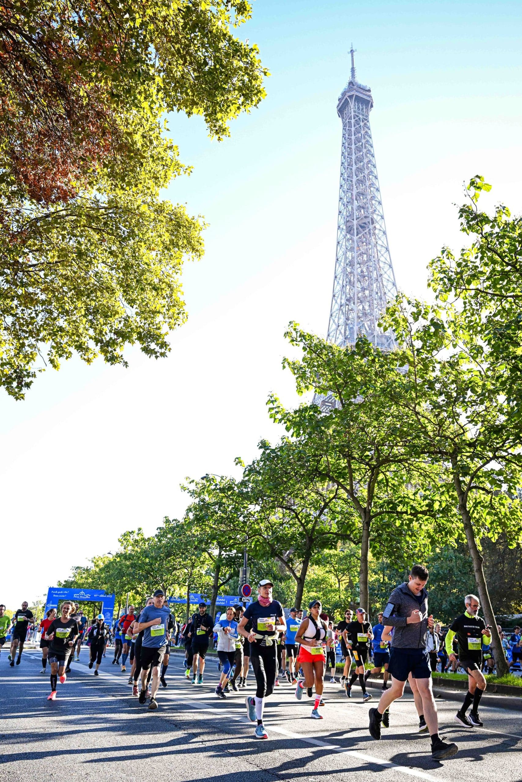 Ciel bleu, soleil éclatant et ambiance populaire : Paris-Versailles a encore offert ce dimanche une édition radieuse. Depuis la Tour Eiffel jusqu’au Château de Versailles, 25 000 coureurs ont avalé les 16,2 km de ce parcours mythique, entre fête populaire et véritable défi sportif. Dans ce décor de rêve, ce sont Mélody Julien (53'03) et Faustin Guigon (50'13) qui ont brillé en signant deux très belles performances.