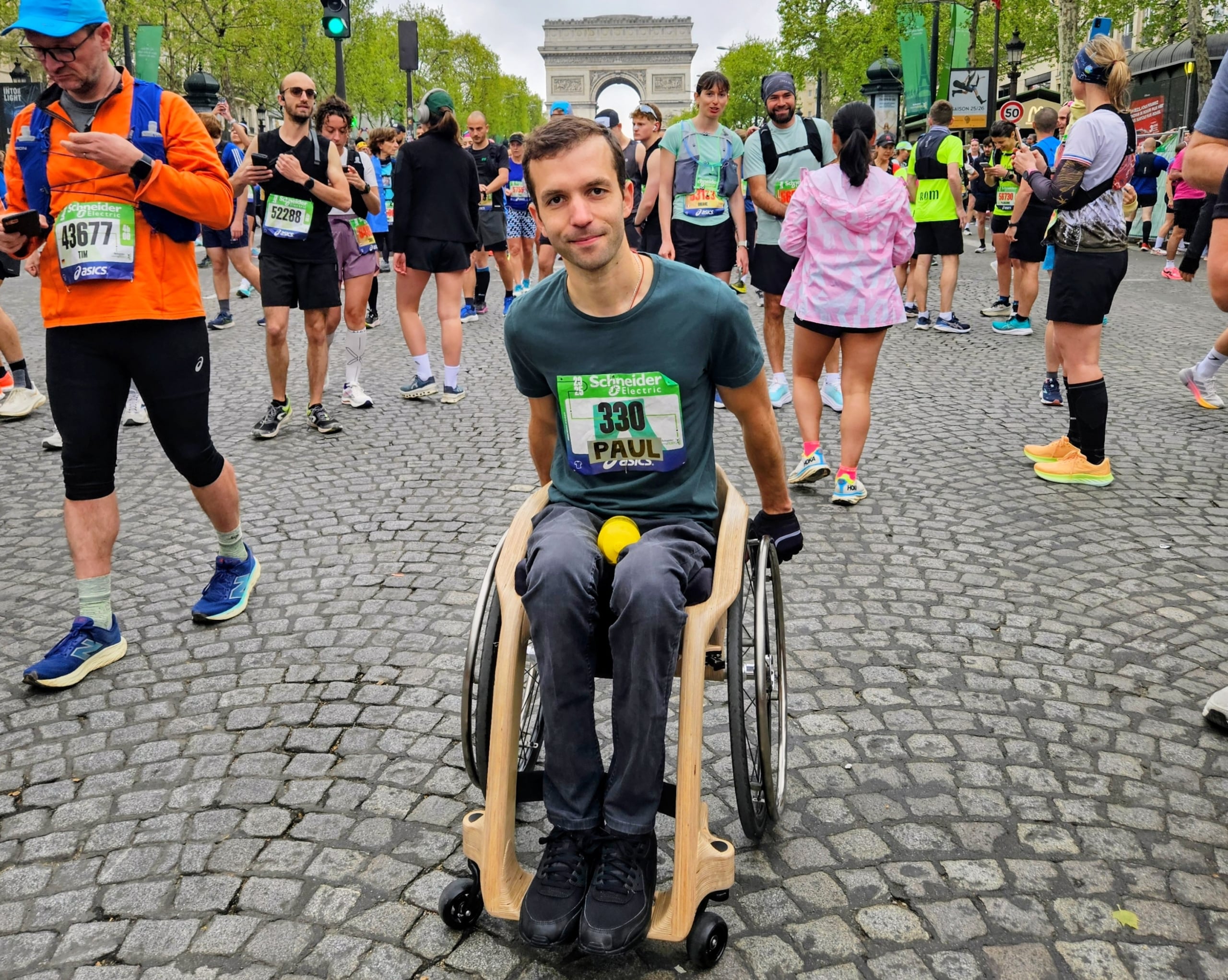 Sept fauteuils en bois, un marathon : le projet de Paul de Livron