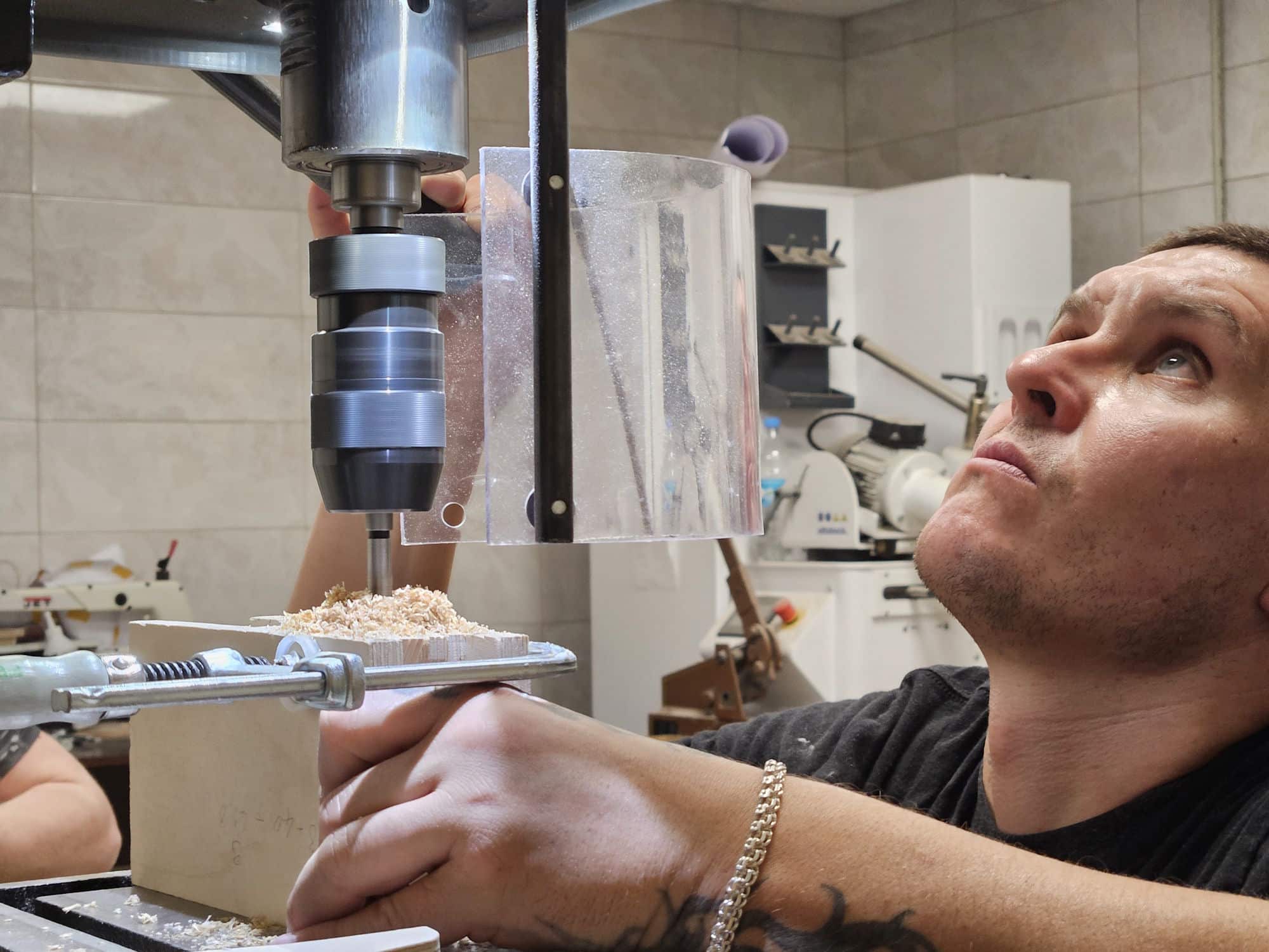 Sept fauteuils en bois, un marathon : le projet de Paul de Livron