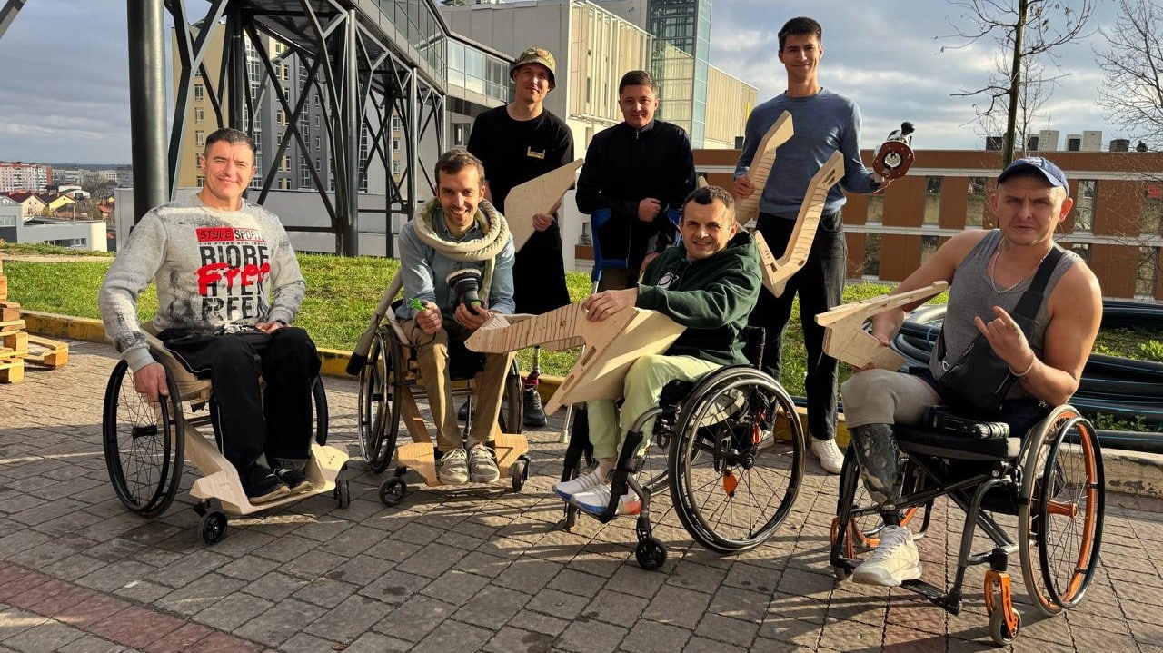 Paul de Livron est de ceux que la douleur pousse à avancer. Cet ébéniste conçoit des fauteuils en bois sur-mesure avec des blessés.