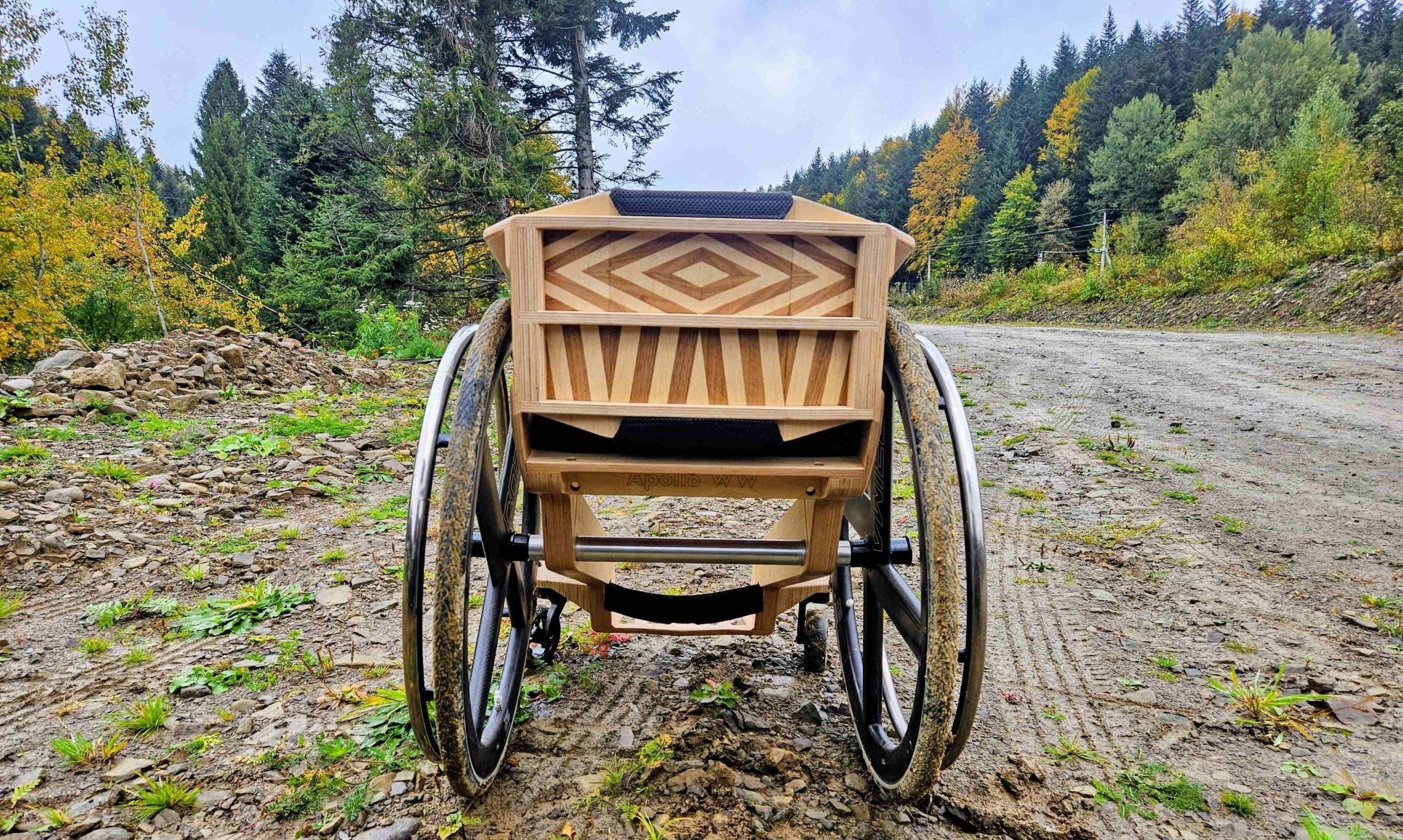Sept fauteuils en bois, un marathon : le projet de Paul de Livron