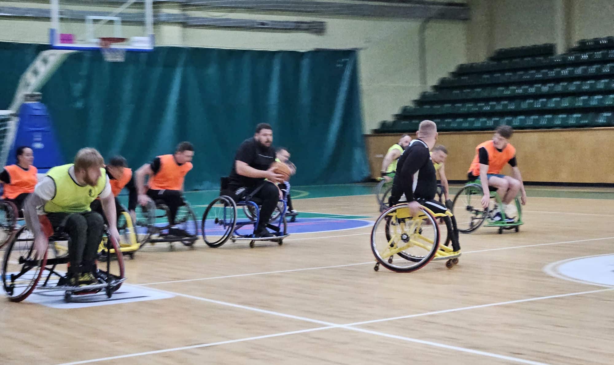 Sept fauteuils en bois, un marathon : le projet de Paul de Livron