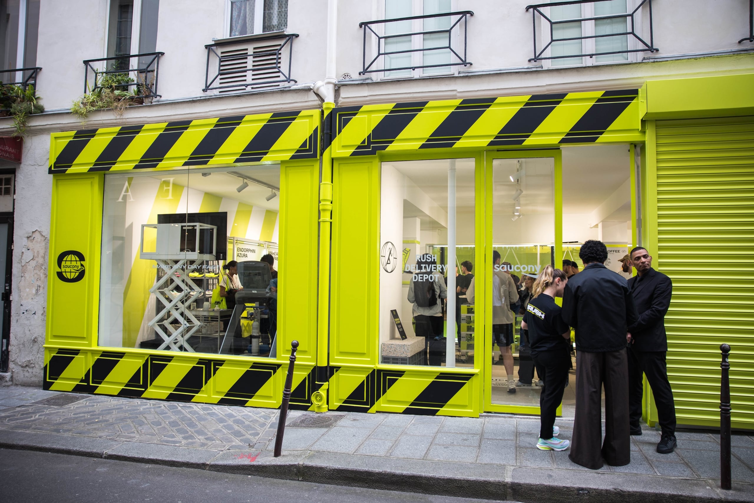 Saucony a marqué les esprits avec un pop-up store aux couleurs vives, installé en plein cœur du quartier du Marais, avec la marque Pyrene.