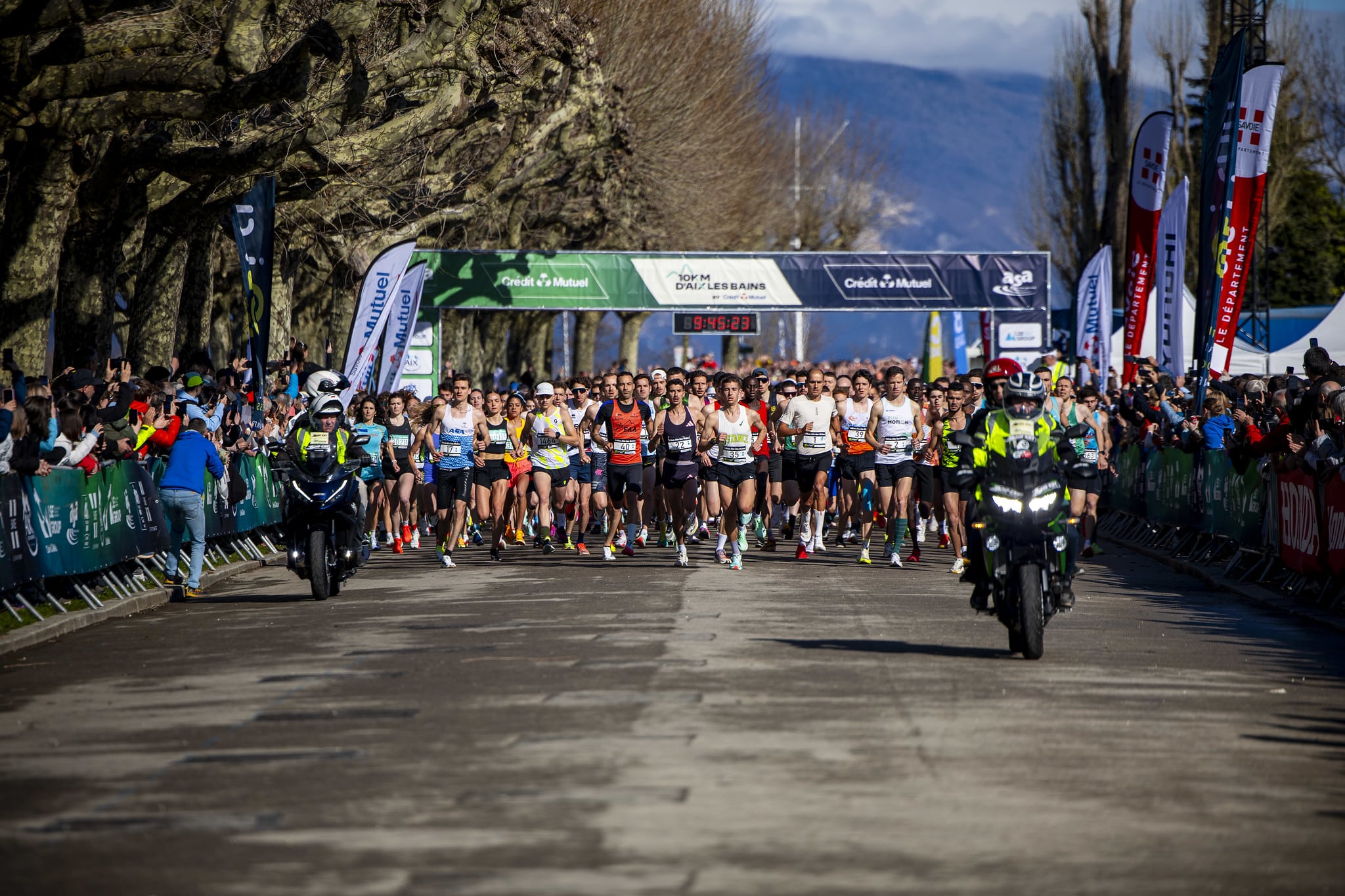 Quand on se lance dans la course à pied ou que l’on souhaite s’essayer à la compétition après plusieurs semaines d’entraînement, il est nécessaire de trouver une course adaptée. Assez naturellement, ainsi, une grande partie des néo-coureurs se tournent vers le 10 km. Une distance populaire et accessible qui permet à tous ceux qui veulent se challenger en compétition d’attaquer par un format adapté. En effet, à l’échelle nationale, il existe plusieurs centaines de 10 km. Par conséquent, il est difficile de ne pas trouver son bonheur. À l’image du semi-marathon, du marathon ou de n’importe quelle course, courir un 10 km se prépare.