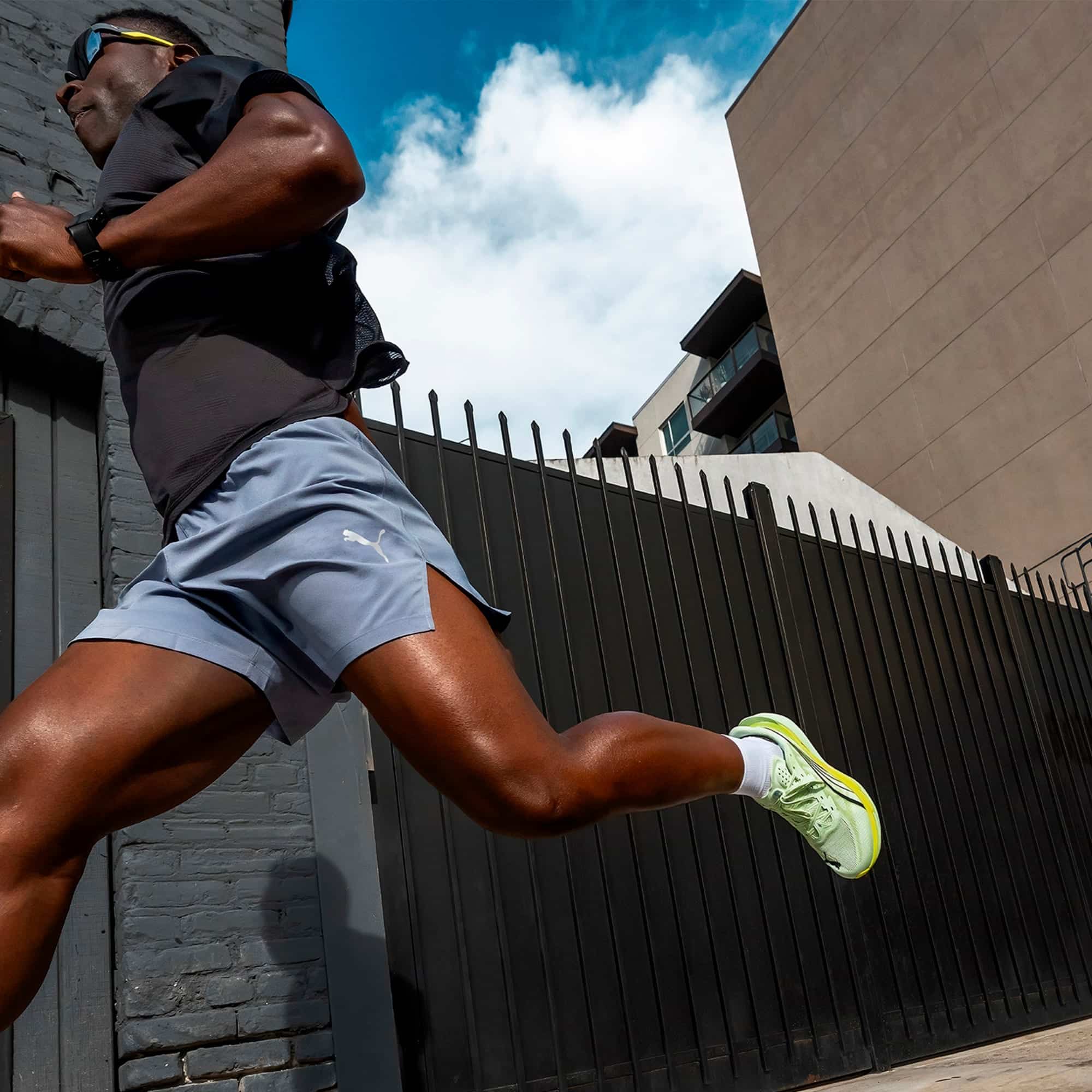 PUMA lance la Deviate Nitro 4 et la Deviate Nitro Elite 4 pour ouvrir la saison 2026. Deux chaussures à plaque carbone, une pour l’entraînement rapide, l’autre pour la compétition du 5 km au marathon, portées par la mousse NITRO™ et l’ADN performance de la marque allemande.