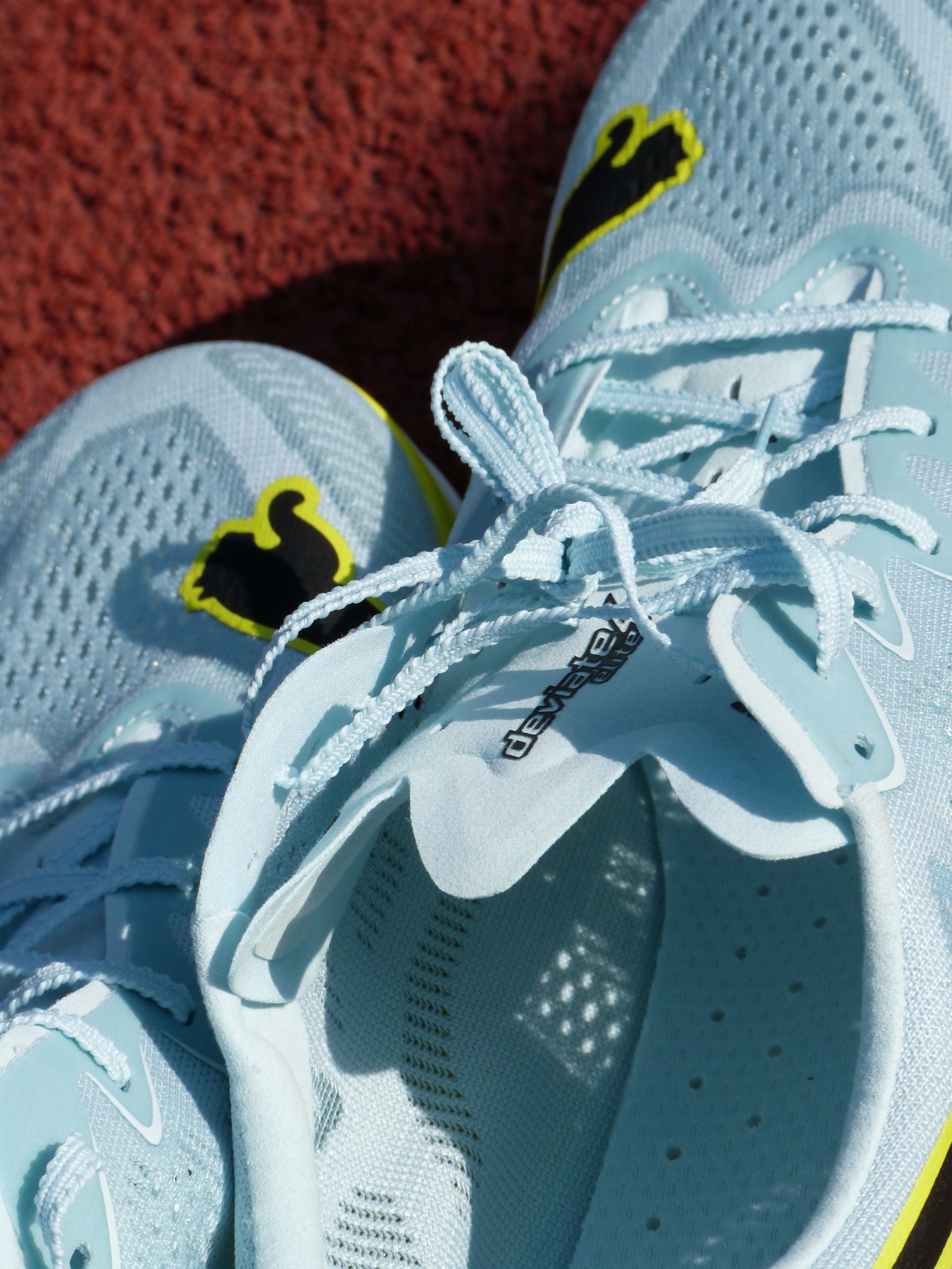 Test complet de la Puma Deviate Nitro Elite 4 après 200 km et un marathon en 2h38 à Londres : performance, stabilité, confort, durabilité et verdict complet.