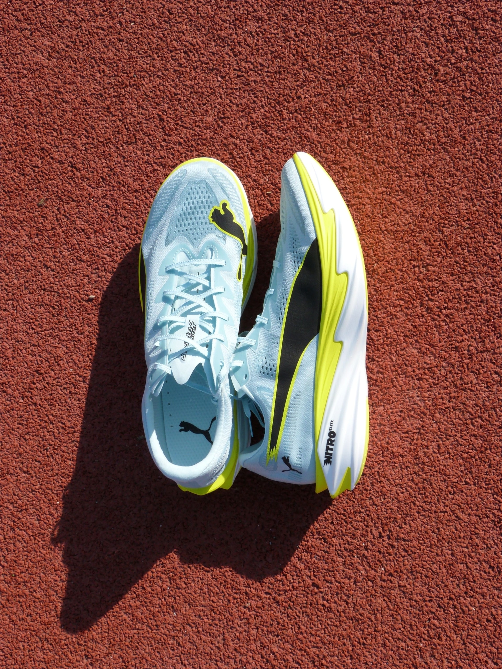 Test complet de la Puma Deviate Nitro Elite 4 après 200 km et un marathon en 2h38 à Londres : performance, stabilité, confort, durabilité et verdict complet.