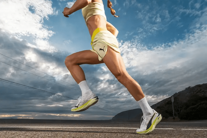 PUMA lance la Deviate Nitro 4 et la Deviate Nitro Elite 4 pour ouvrir la saison 2026. Deux chaussures à plaque carbone, une pour l’entraînement rapide, l’autre pour la compétition du 5 km au marathon, portées par la mousse NITRO™ et l’ADN performance de la marque allemande.