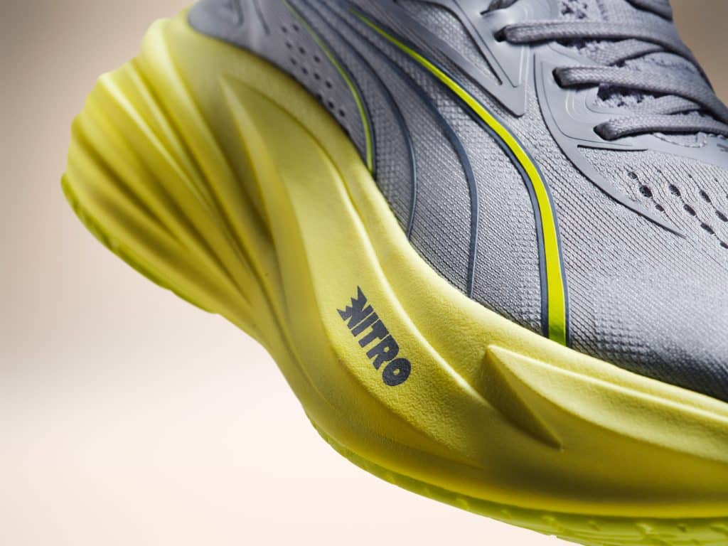 PUMA dévoile la MagMax Nitro 2, une maximaliste plus légère, plus dynamique et ultra-amortie. Nouveau NitroFoam, confort premium et rebond amélioré : on vous explique pourquoi cette V2 s’impose comme l’un des meilleurs daily trainers du moment.