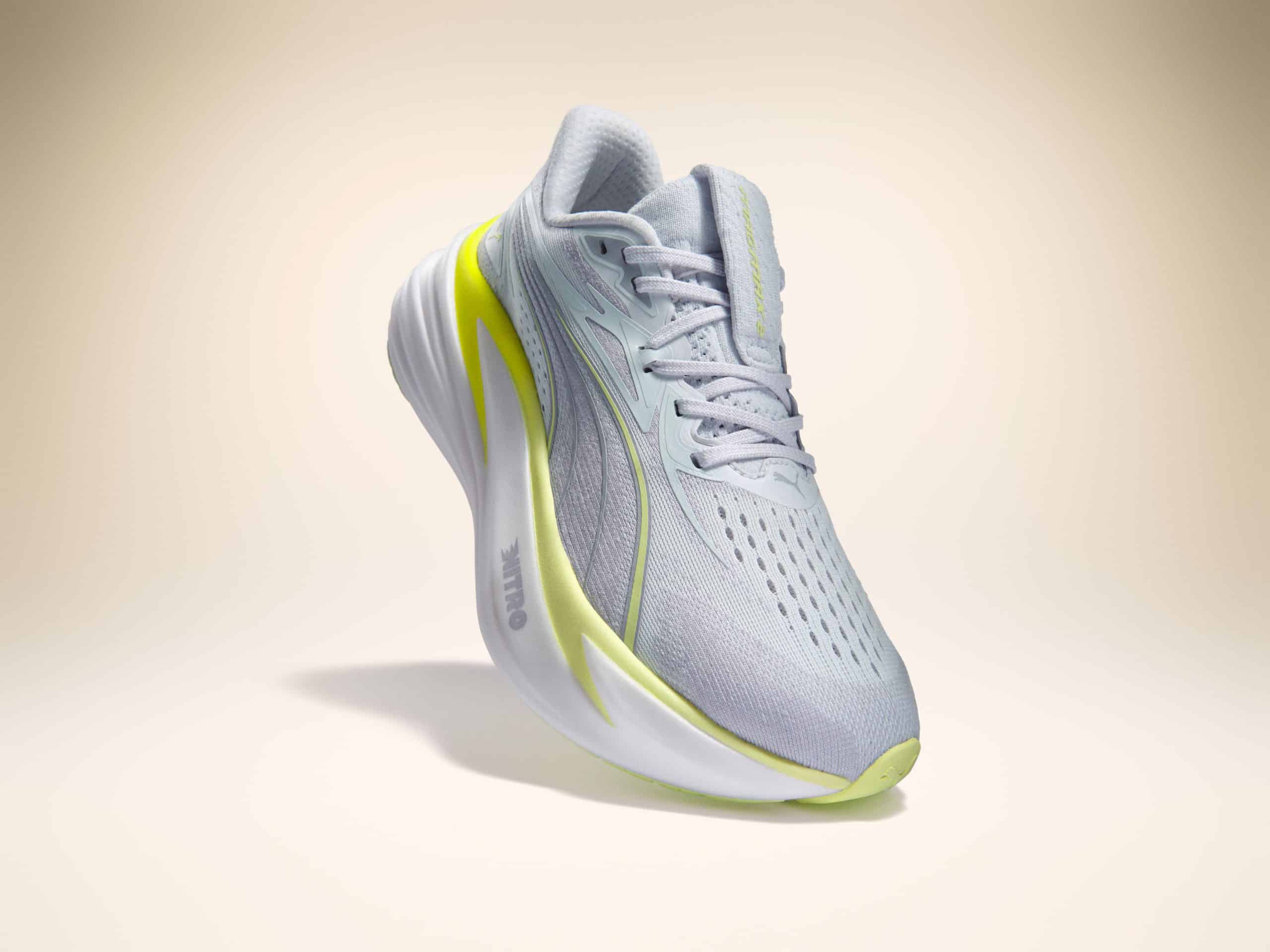 PUMA dévoile la MagMax Nitro 2, une maximaliste plus légère, plus dynamique et ultra-amortie. Nouveau NitroFoam, confort premium et rebond amélioré : on vous explique pourquoi cette V2 s’impose comme l’un des meilleurs daily trainers du moment.