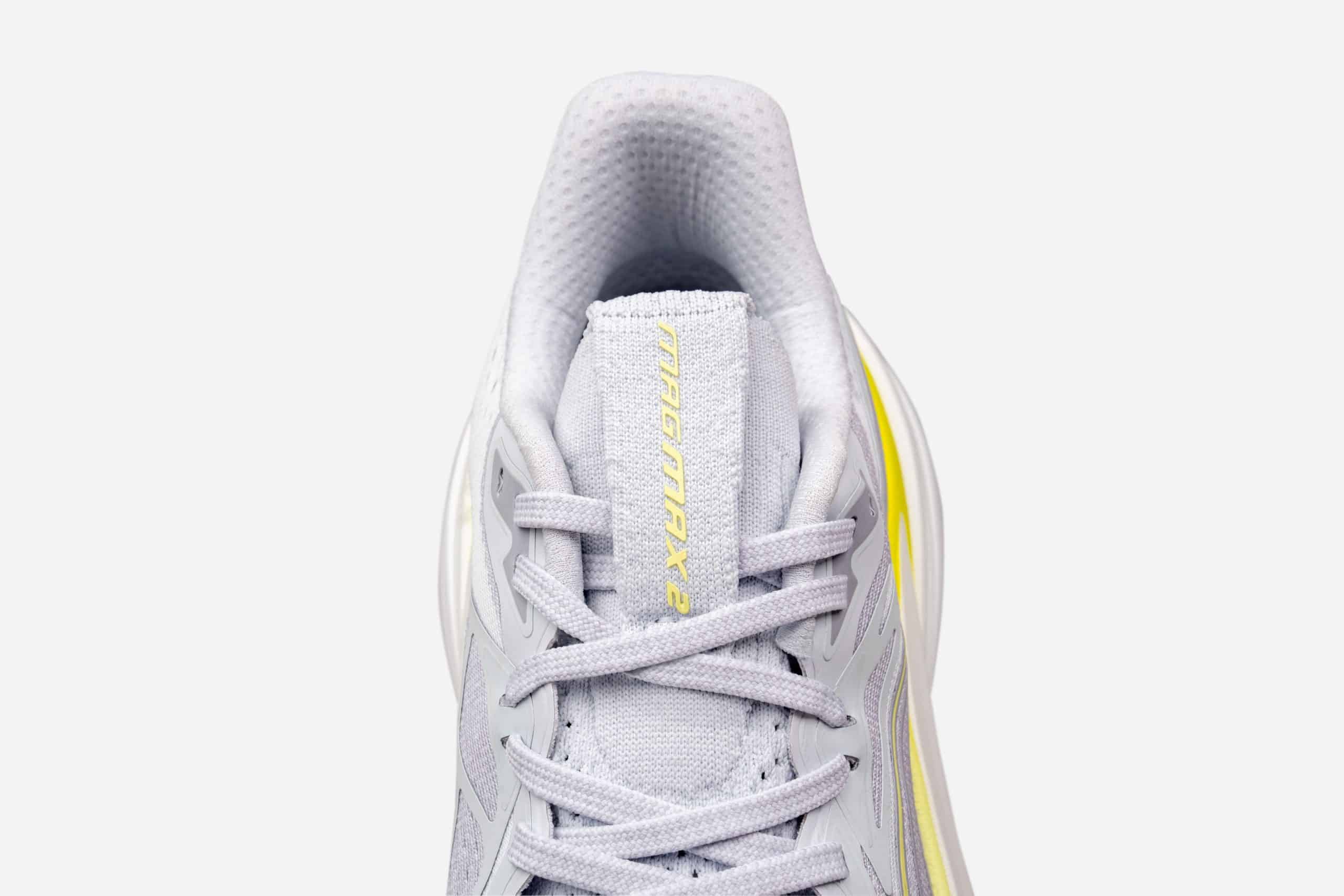 PUMA dévoile la MagMax Nitro 2, une maximaliste plus légère, plus dynamique et ultra-amortie. Nouveau NitroFoam, confort premium et rebond amélioré : on vous explique pourquoi cette V2 s’impose comme l’un des meilleurs daily trainers du moment.