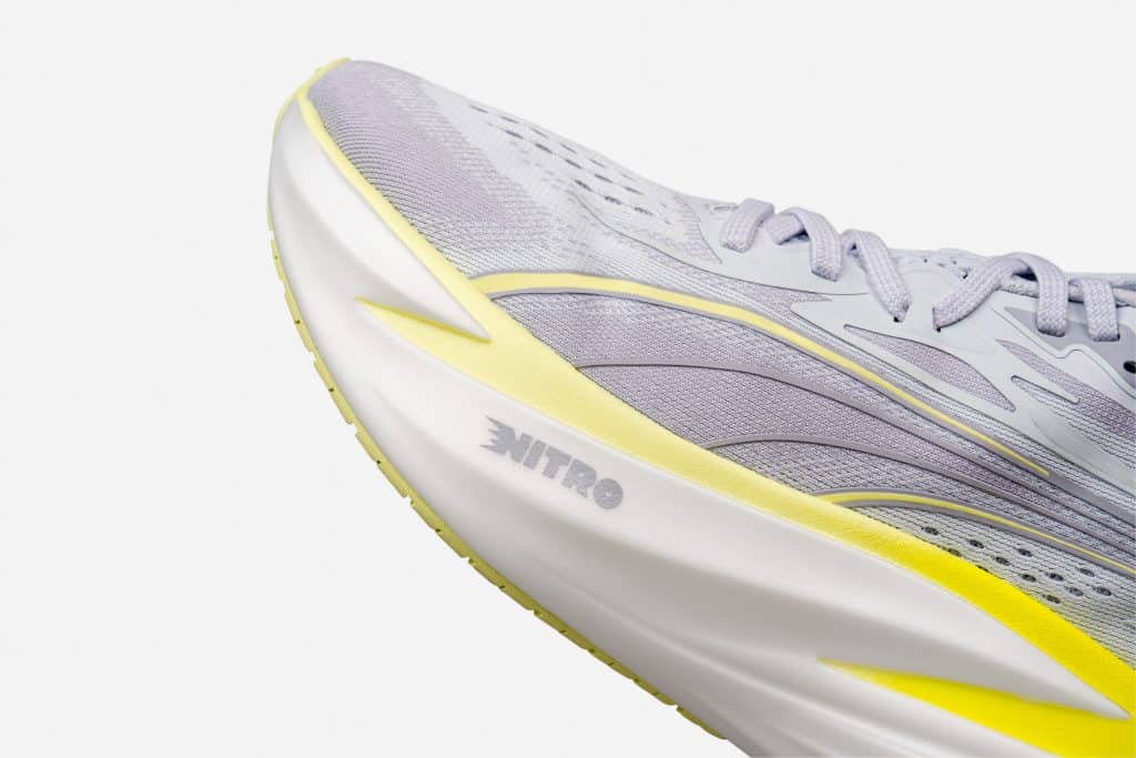 PUMA dévoile la MagMax Nitro 2, une maximaliste plus légère, plus dynamique et ultra-amortie. Nouveau NitroFoam, confort premium et rebond amélioré : on vous explique pourquoi cette V2 s’impose comme l’un des meilleurs daily trainers du moment.