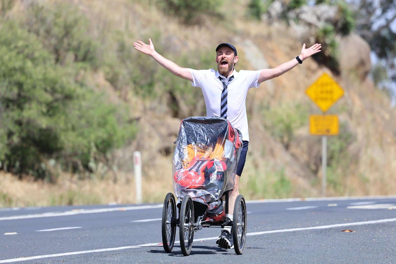En fin d’année 2025, Robert Pope a effectué un run solidaire de 2000 km entre Melbourne et Brisbane, en parallèle de la tournée AC/DC. Récit.