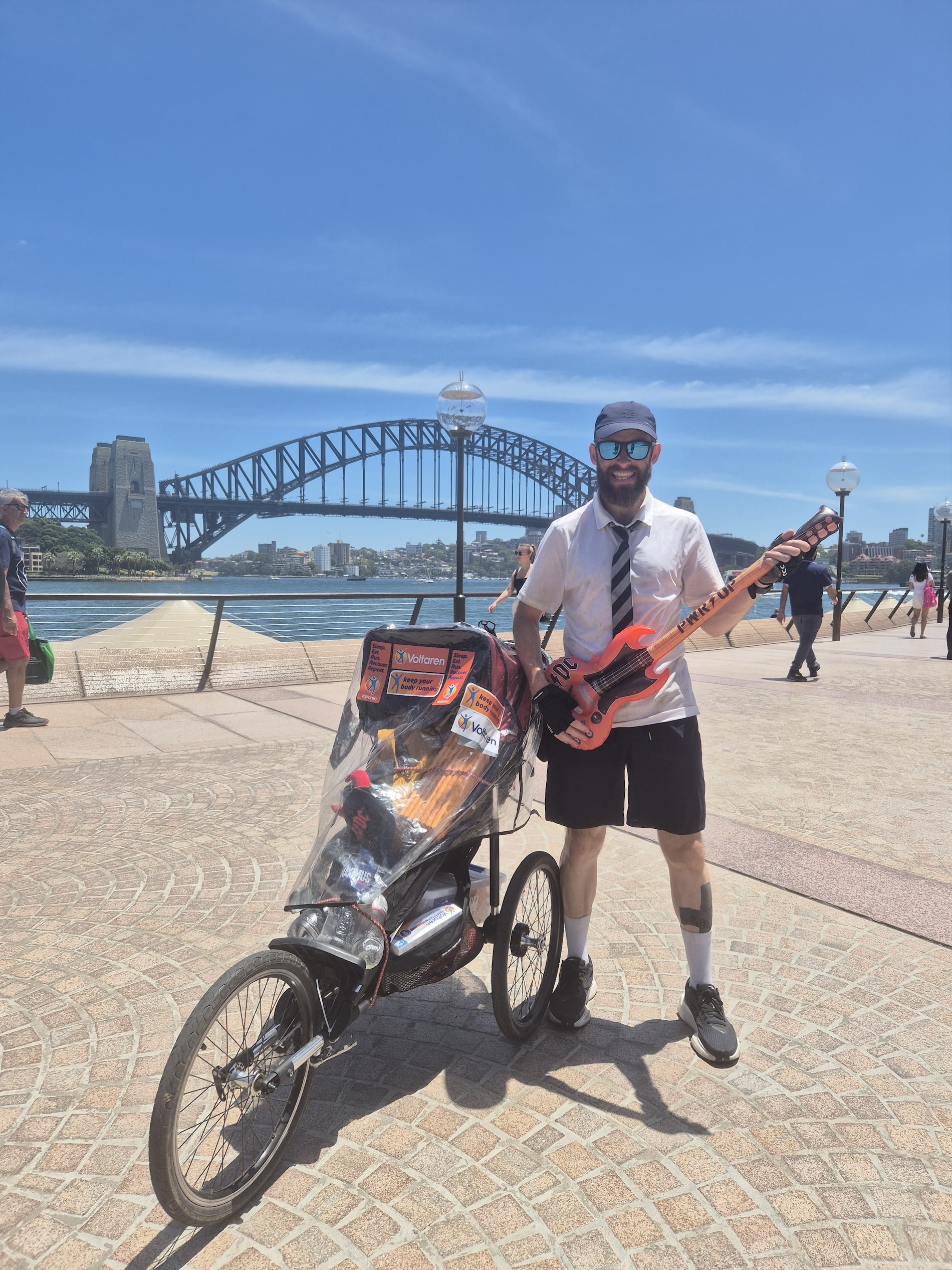 En fin d’année 2025, Robert Pope a effectué un run solidaire de 2000 km entre Melbourne et Brisbane, en parallèle de la tournée AC/DC. Récit.