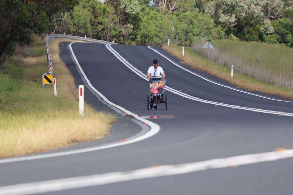 En fin d’année 2025, Robert Pope a effectué un run solidaire de 2000 km entre Melbourne et Brisbane, en parallèle de la tournée AC/DC. Récit.