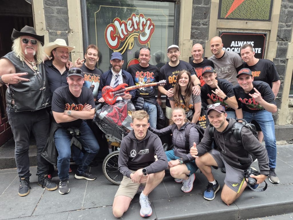 En fin d’année 2025, Robert Pope a effectué un run solidaire de 2000 km entre Melbourne et Brisbane, en parallèle de la tournée AC/DC. Récit.