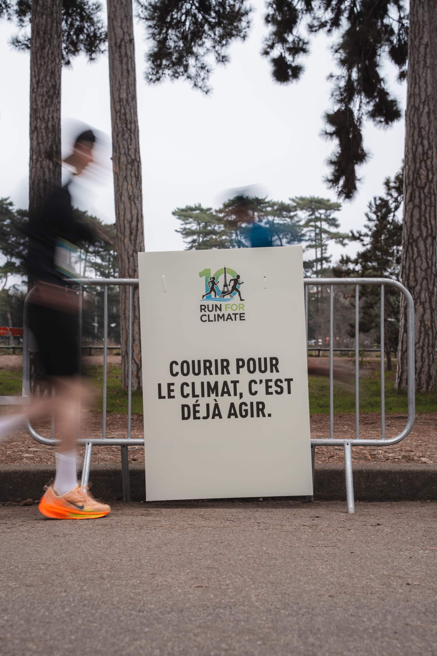 À deux pas du Pavillon Royal du Bois de Boulogne, 700 coureurs se sont élancés pour deux boucles lors du 10 km Run For Climate, initié par la Fondation PARC et organisé par EcoTrail Organisation, pour soutenir la cause climatique.