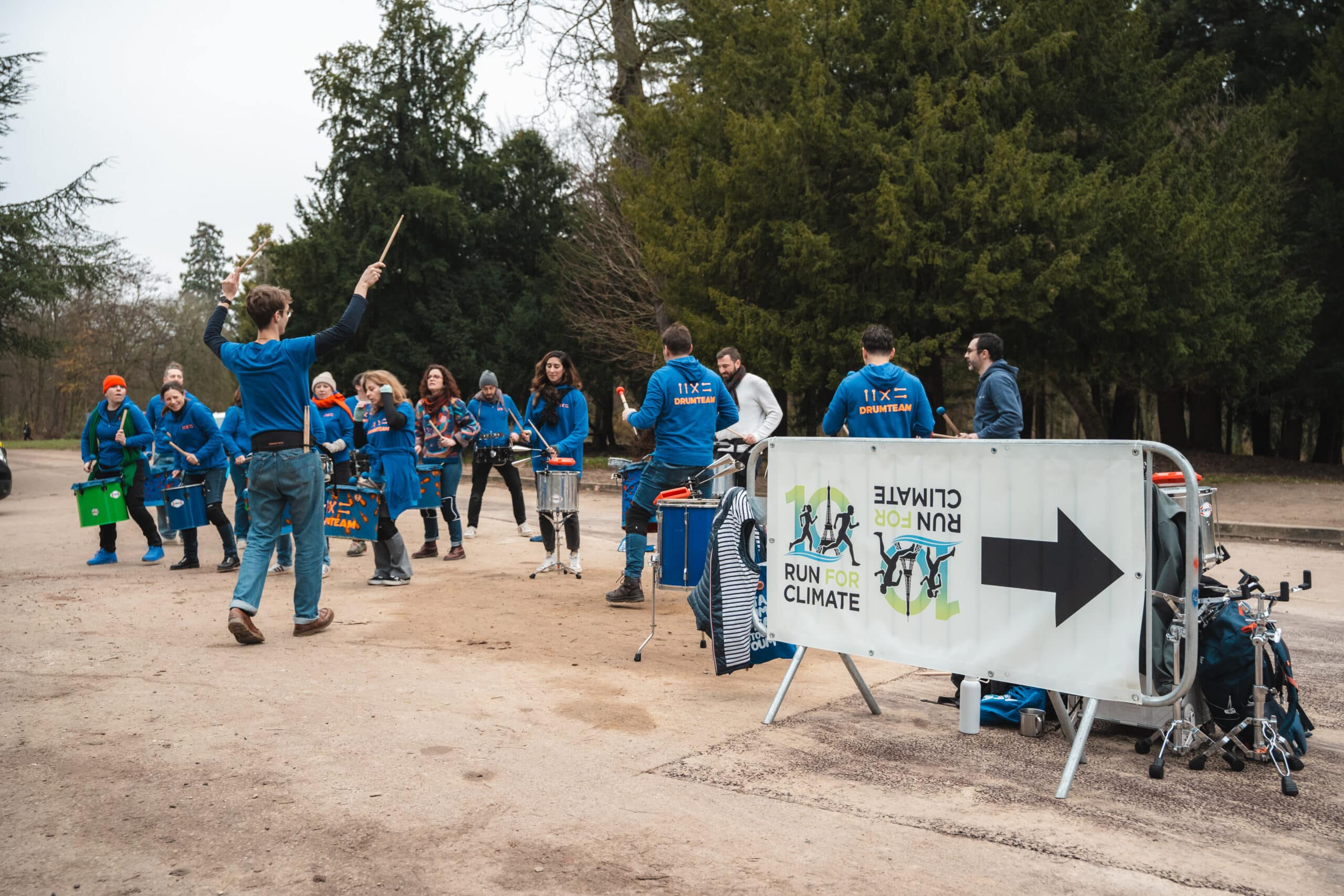 À deux pas du Pavillon Royal du Bois de Boulogne, 700 coureurs se sont élancés pour deux boucles lors du 10 km Run For Climate, initié par la Fondation PARC et organisé par EcoTrail Organisation, pour soutenir la cause climatique.