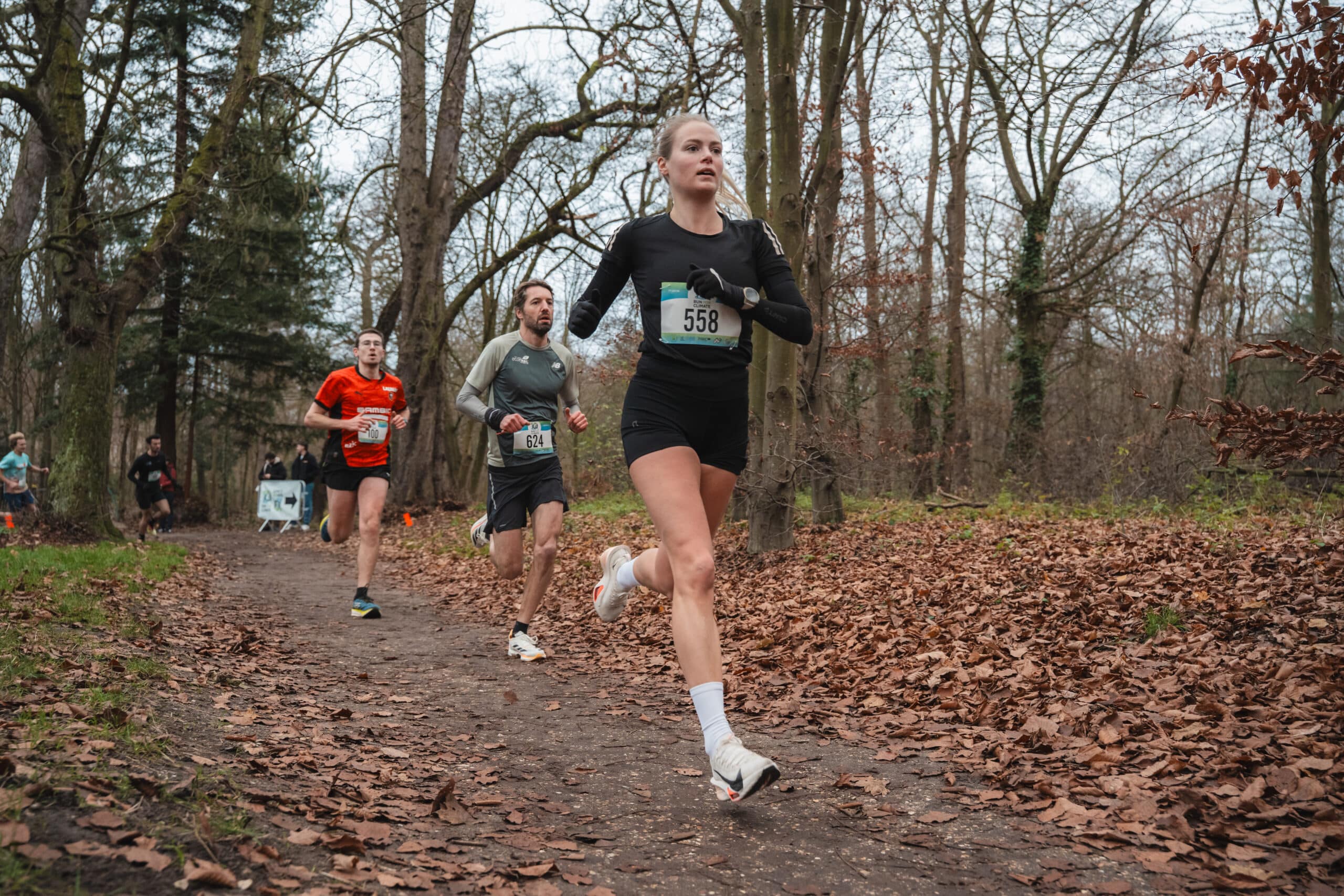 À deux pas du Pavillon Royal du Bois de Boulogne, 700 coureurs se sont élancés pour deux boucles lors du 10 km Run For Climate, initié par la Fondation PARC et organisé par EcoTrail Organisation, pour soutenir la cause climatique.