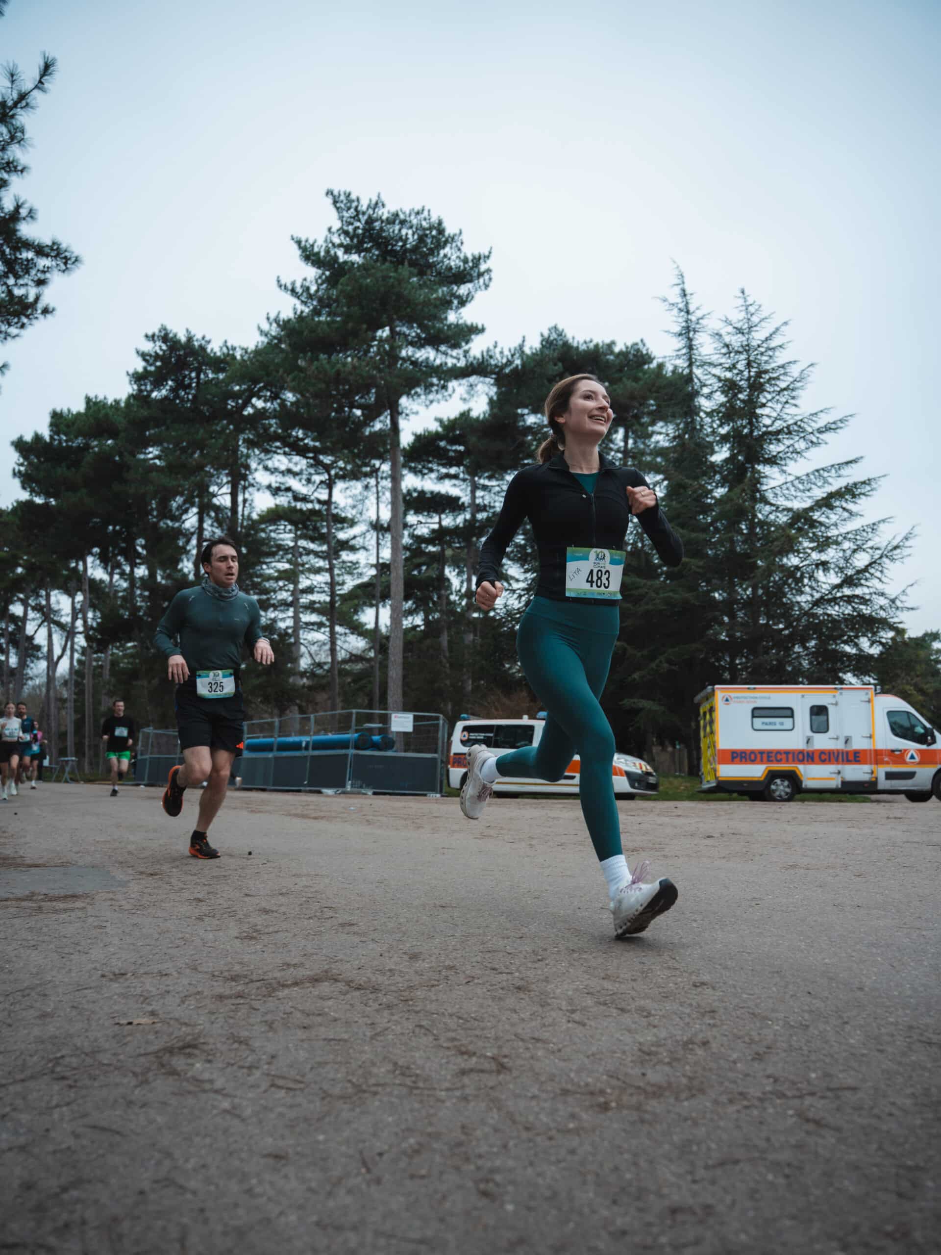 À deux pas du Pavillon Royal du Bois de Boulogne, 700 coureurs se sont élancés pour deux boucles lors du 10 km Run For Climate, initié par la Fondation PARC et organisé par EcoTrail Organisation, pour soutenir la cause climatique.