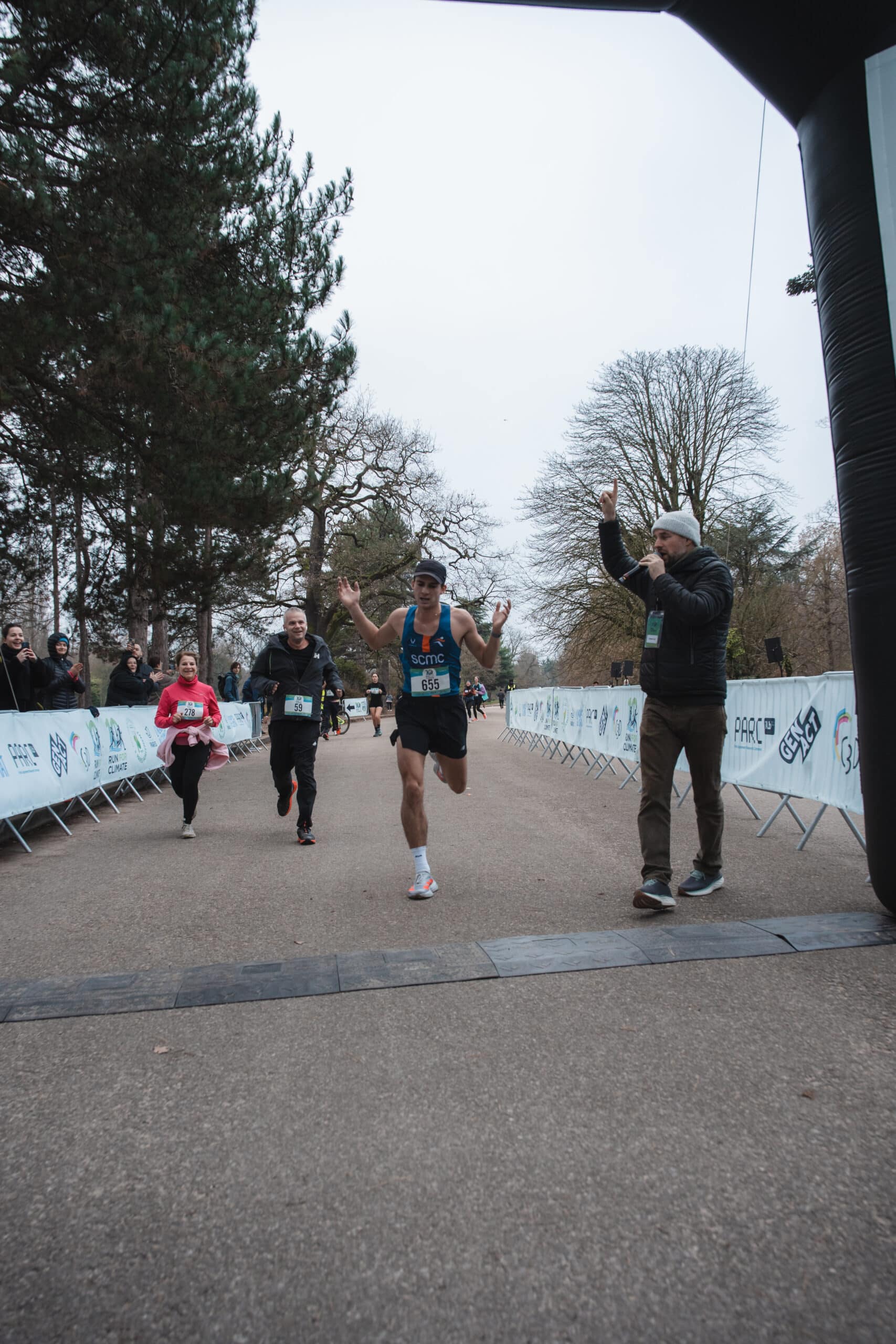 À deux pas du Pavillon Royal du Bois de Boulogne, 700 coureurs se sont élancés pour deux boucles lors du 10 km Run For Climate, initié par la Fondation PARC et organisé par EcoTrail Organisation, pour soutenir la cause climatique.
