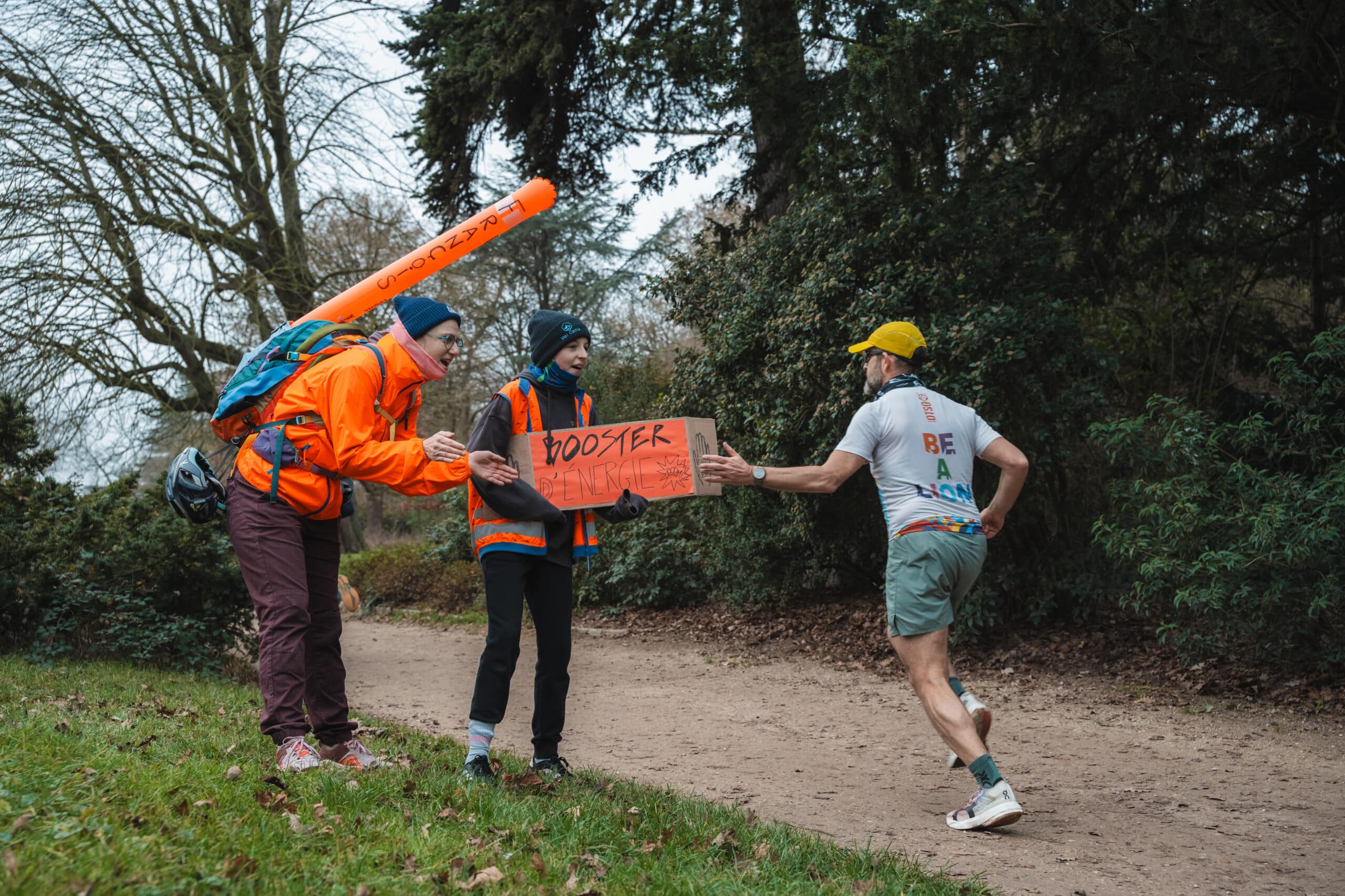 À deux pas du Pavillon Royal du Bois de Boulogne, 700 coureurs se sont élancés pour deux boucles lors du 10 km Run For Climate, initié par la Fondation PARC et organisé par EcoTrail Organisation, pour soutenir la cause climatique.