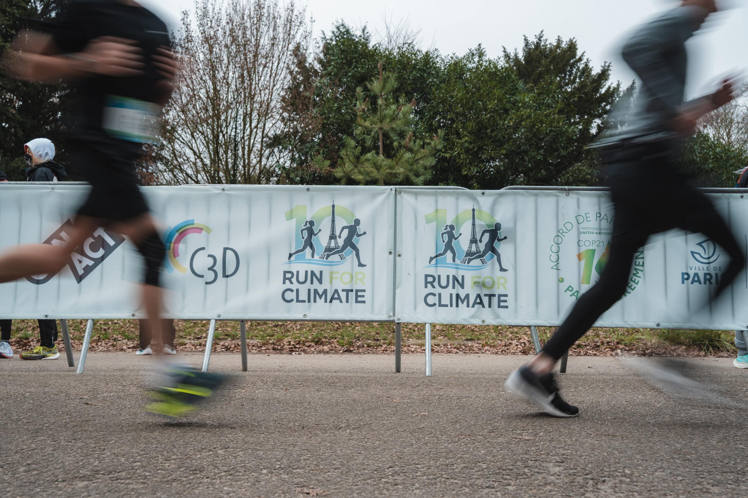 À deux pas du Pavillon Royal du Bois de Boulogne, 700 coureurs se sont élancés pour deux boucles lors du 10 km Run For Climate, initié par la Fondation PARC et organisé par EcoTrail Organisation, pour soutenir la cause climatique.