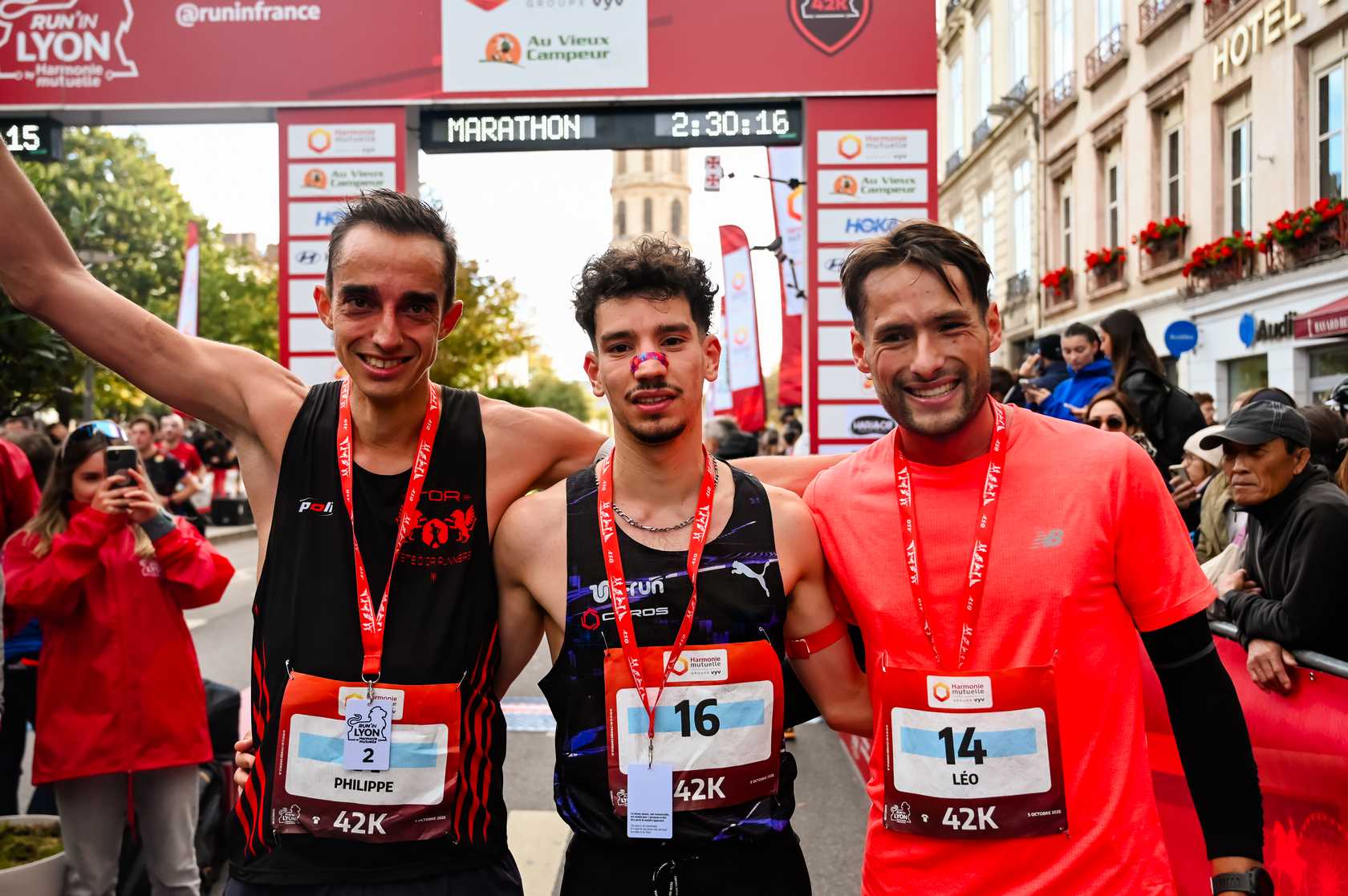 Mustapha Salmi et Jeanne Garreau ont brillé sur le marathon de Run In Lyon 2025, tandis que 33 000 coureurs ont transformé la ville en fête.