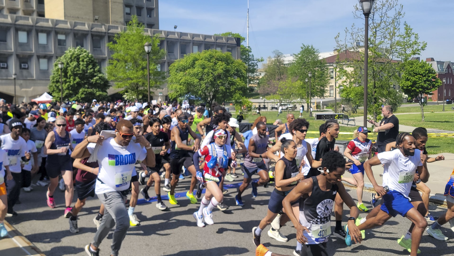 Découvrez Run the Bronx, la course communautaire historique du Bronx : 5 km, 10 km et marche, portée par la passion de son organisateur, Robert Whalen.