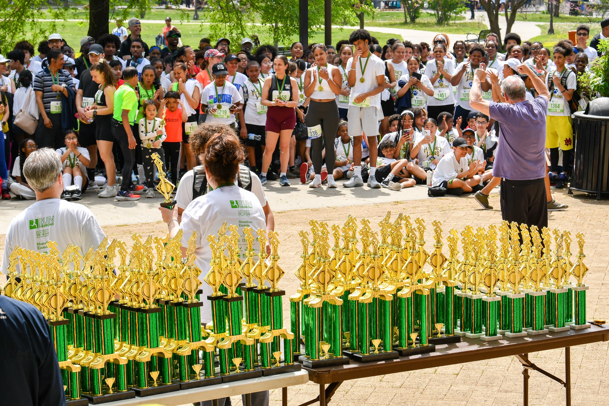 Découvrez Run the Bronx, la course communautaire historique du Bronx : 5 km, 10 km et marche, portée par la passion de son organisateur, Robert Whalen.