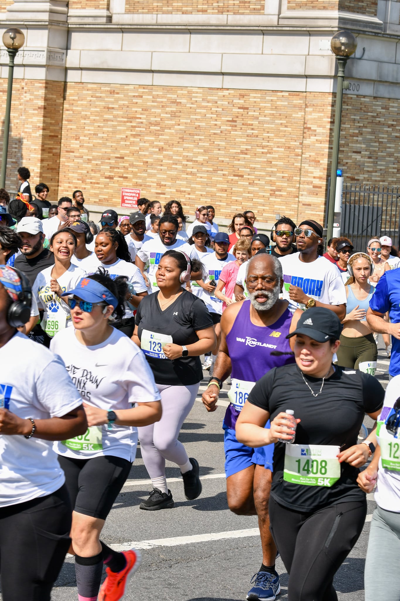 Découvrez Run the Bronx, la course communautaire historique du Bronx : 5 km, 10 km et marche, portée par la passion de son organisateur, Robert Whalen.