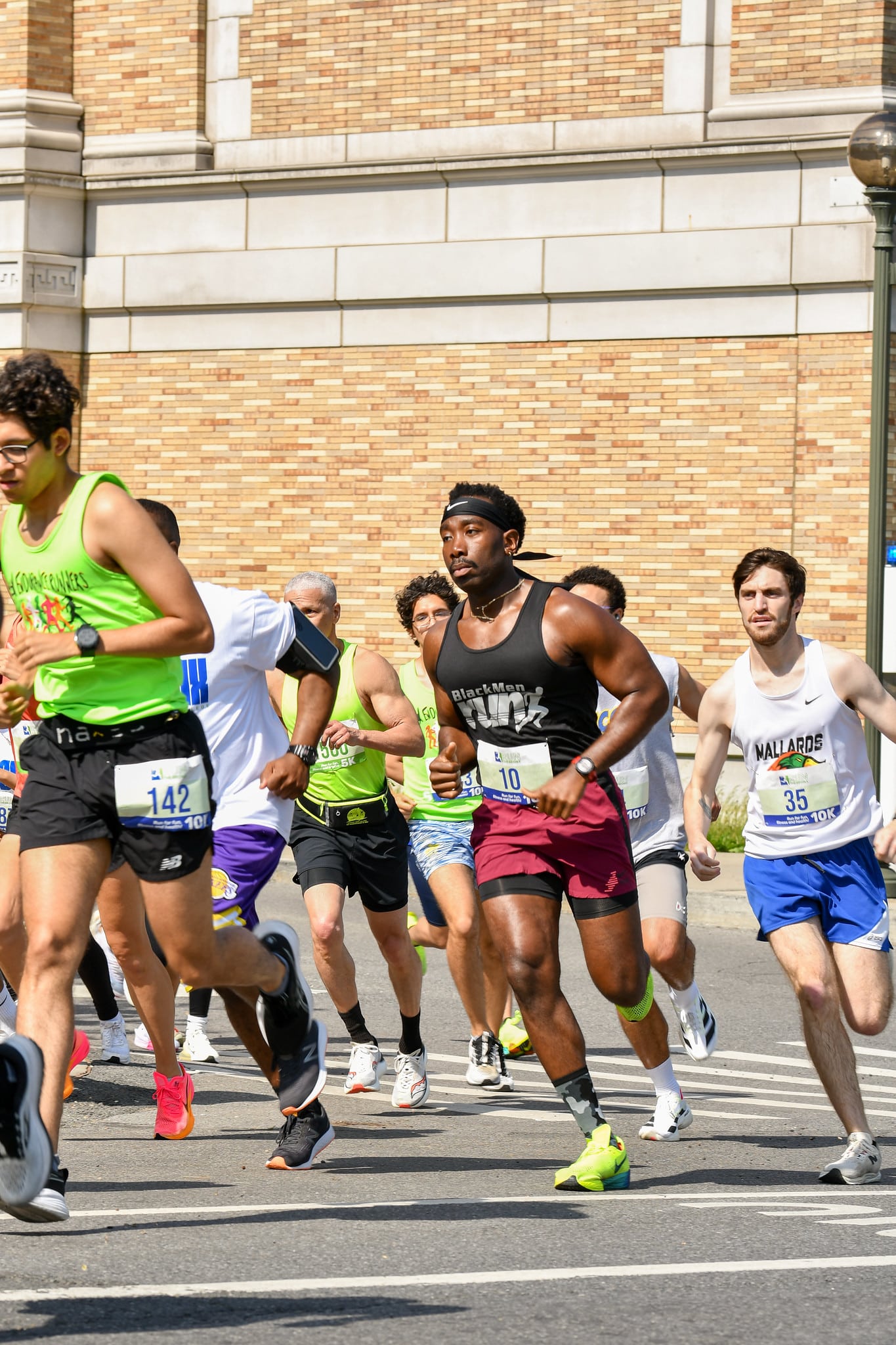 Découvrez Run the Bronx, la course communautaire historique du Bronx : 5 km, 10 km et marche, portée par la passion de son organisateur, Robert Whalen.