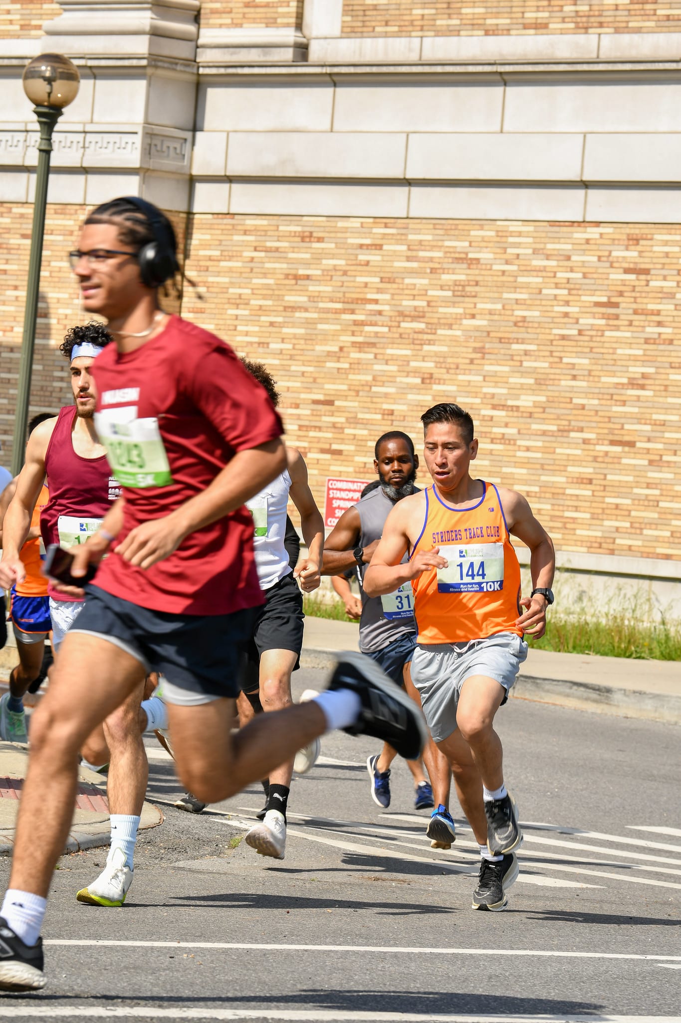 Découvrez Run the Bronx, la course communautaire historique du Bronx : 5 km, 10 km et marche, portée par la passion de son organisateur, Robert Whalen.