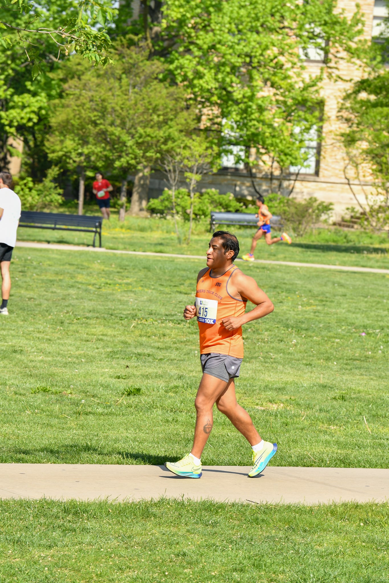 Découvrez Run the Bronx, la course communautaire historique du Bronx : 5 km, 10 km et marche, portée par la passion de son organisateur, Robert Whalen.