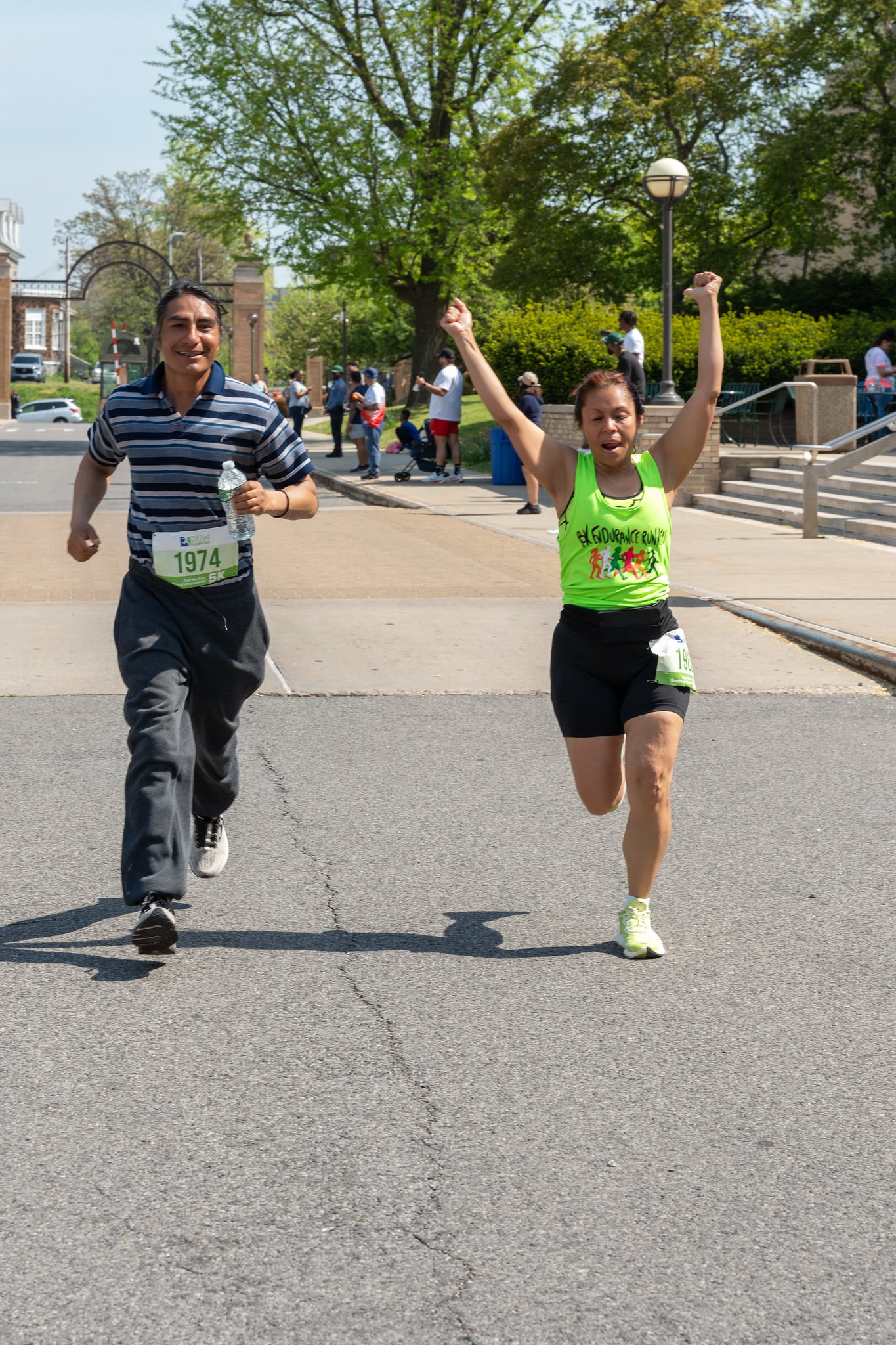 Découvrez Run the Bronx, la course communautaire historique du Bronx : 5 km, 10 km et marche, portée par la passion de son organisateur, Robert Whalen.