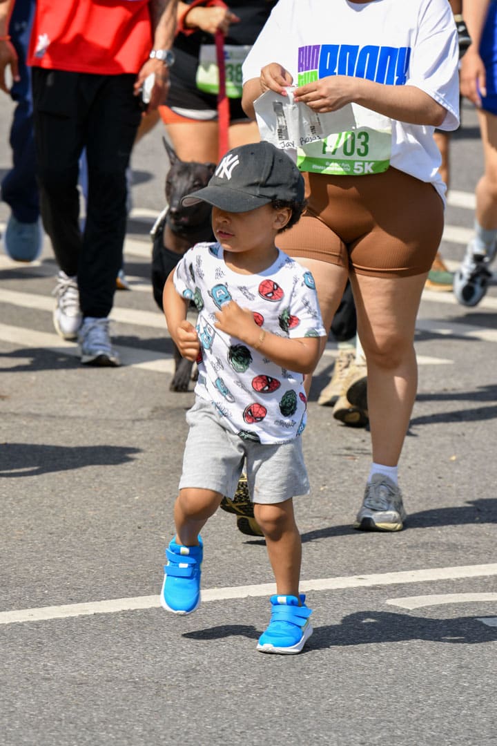 Découvrez Run the Bronx, la course communautaire historique du Bronx : 5 km, 10 km et marche, portée par la passion de son organisateur, Robert Whalen.