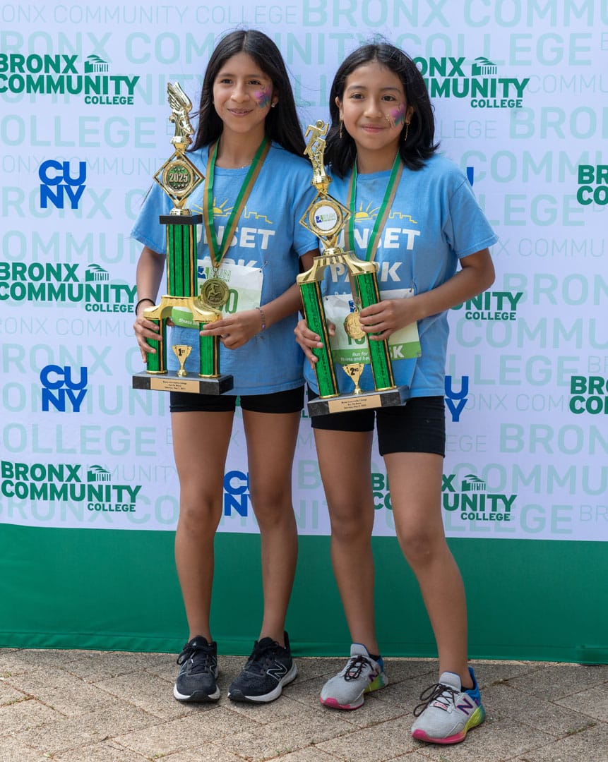 Découvrez Run the Bronx, la course communautaire historique du Bronx : 5 km, 10 km et marche, portée par la passion de son organisateur, Robert Whalen.