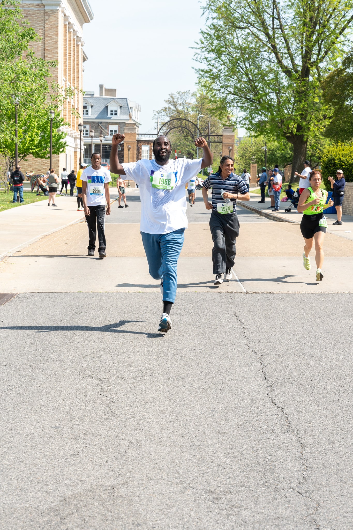 Découvrez Run the Bronx, la course communautaire historique du Bronx : 5 km, 10 km et marche, portée par la passion de son organisateur, Robert Whalen.