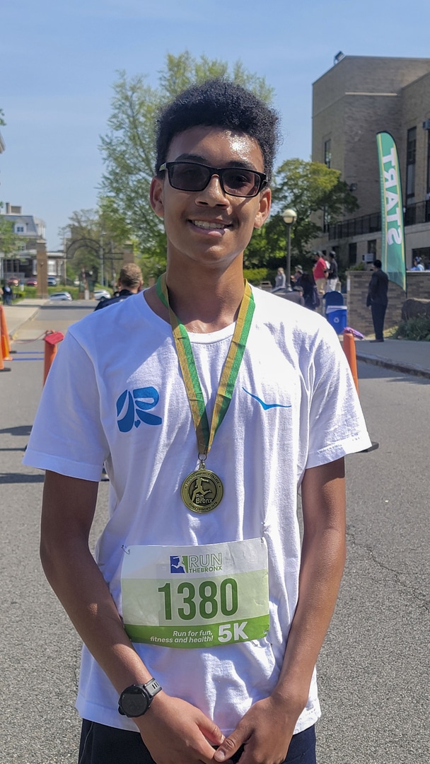 Découvrez Run the Bronx, la course communautaire historique du Bronx : 5 km, 10 km et marche, portée par la passion de son organisateur, Robert Whalen.