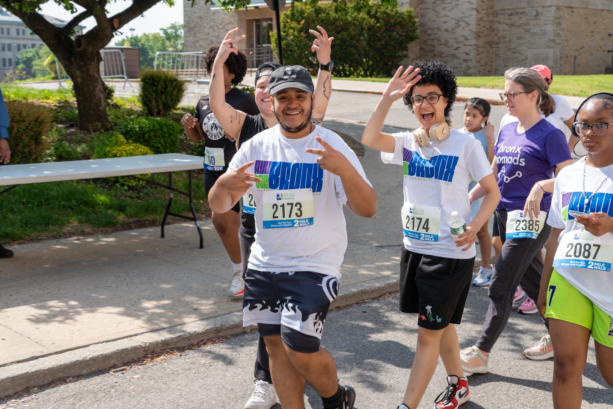 Découvrez Run the Bronx, la course communautaire historique du Bronx : 5 km, 10 km et marche, portée par la passion de son organisateur, Robert Whalen.