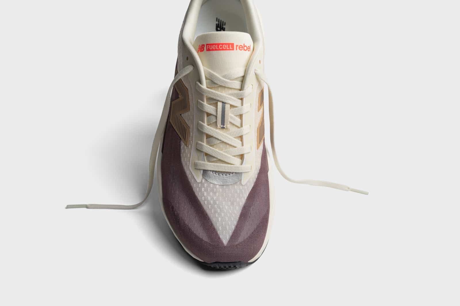 S’il ne devait en rester qu’une, ce serait sans doute celle-là. La New Balance FuelCell Rebel v5 s’impose comme un véritable couteau suisse dans le monde exigeant des chaussures de running. Avec cette cinquième itération de son modèle d’entraînement, New Balance propose une chaussure rapide, polyvalente et surtout fun. Sans plaque carbone mais avec plus de mousse sous le pied, la Rebel v5 réussit l’équilibre parfait entre dynamisme, confort et accessibilité pour courir au quotidien. De quoi séduire un très large éventail de coureurs, du débutant au runner expérimenté.