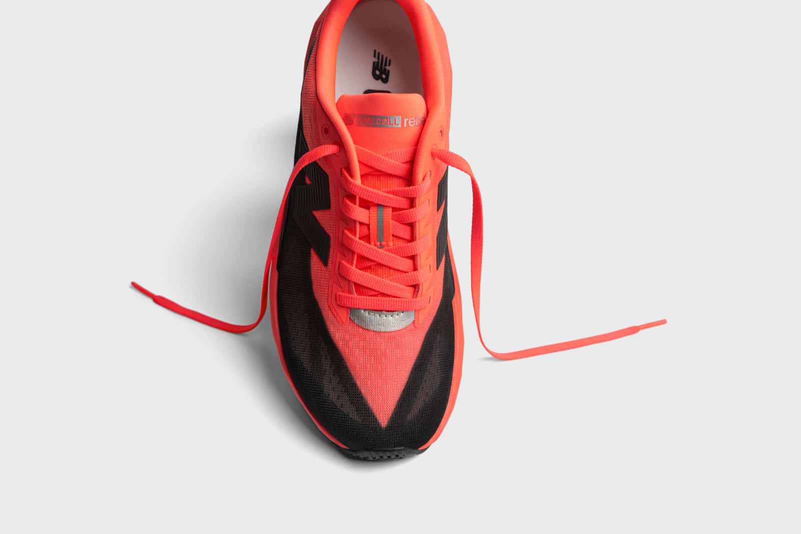 S’il ne devait en rester qu’une, ce serait sans doute celle-là. La New Balance FuelCell Rebel v5 s’impose comme un véritable couteau suisse dans le monde exigeant des chaussures de running. Avec cette cinquième itération de son modèle d’entraînement, New Balance propose une chaussure rapide, polyvalente et surtout fun. Sans plaque carbone mais avec plus de mousse sous le pied, la Rebel v5 réussit l’équilibre parfait entre dynamisme, confort et accessibilité pour courir au quotidien. De quoi séduire un très large éventail de coureurs, du débutant au runner expérimenté.