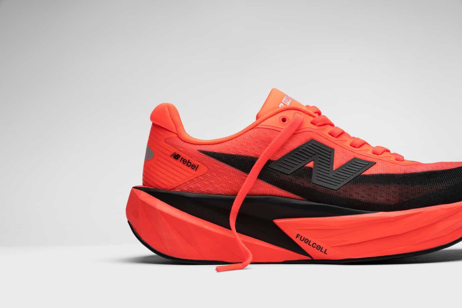 S’il ne devait en rester qu’une, ce serait sans doute celle-là. La New Balance FuelCell Rebel v5 s’impose comme un véritable couteau suisse dans le monde exigeant des chaussures de running. Avec cette cinquième itération de son modèle d’entraînement, New Balance propose une chaussure rapide, polyvalente et surtout fun. Sans plaque carbone mais avec plus de mousse sous le pied, la Rebel v5 réussit l’équilibre parfait entre dynamisme, confort et accessibilité pour courir au quotidien. De quoi séduire un très large éventail de coureurs, du débutant au runner expérimenté.