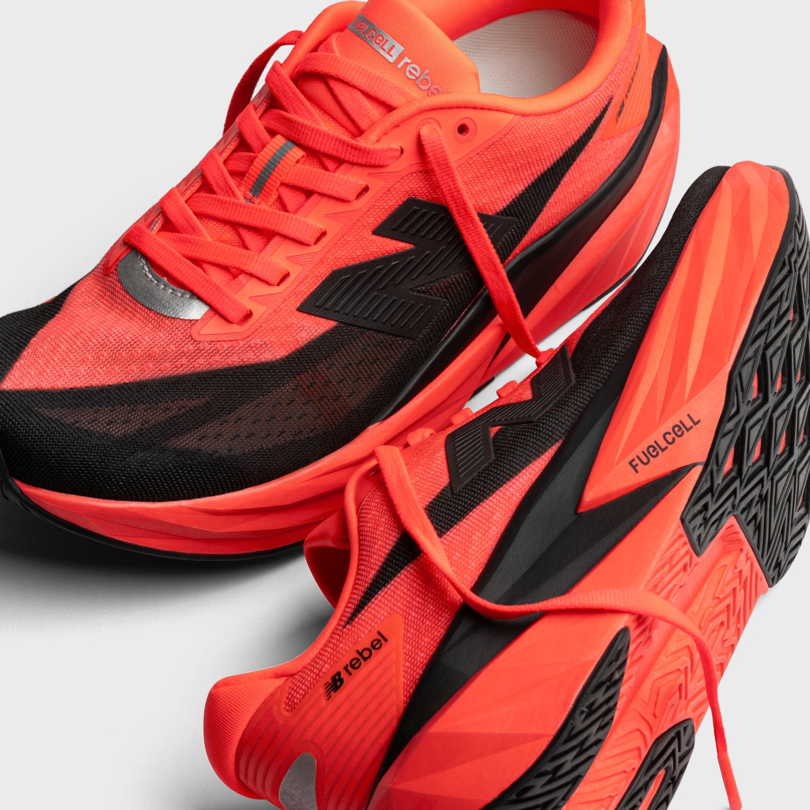 S’il ne devait en rester qu’une, ce serait sans doute celle-là. La New Balance FuelCell Rebel v5 s’impose comme un véritable couteau suisse dans le monde exigeant des chaussures de running. Avec cette cinquième itération de son modèle d’entraînement, New Balance propose une chaussure rapide, polyvalente et surtout fun. Sans plaque carbone mais avec plus de mousse sous le pied, la Rebel v5 réussit l’équilibre parfait entre dynamisme, confort et accessibilité pour courir au quotidien. De quoi séduire un très large éventail de coureurs, du débutant au runner expérimenté.
