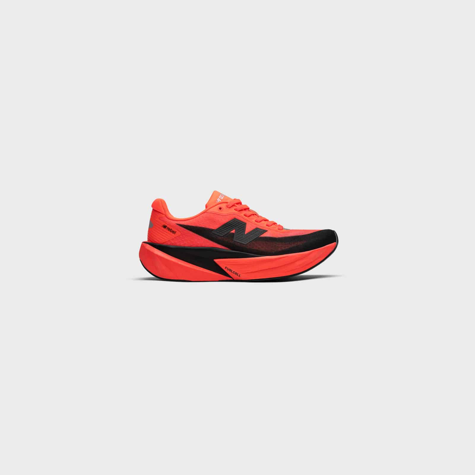 S’il ne devait en rester qu’une, ce serait sans doute celle-là. La New Balance FuelCell Rebel v5 s’impose comme un véritable couteau suisse dans le monde exigeant des chaussures de running. Avec cette cinquième itération de son modèle d’entraînement, New Balance propose une chaussure rapide, polyvalente et surtout fun. Sans plaque carbone mais avec plus de mousse sous le pied, la Rebel v5 réussit l’équilibre parfait entre dynamisme, confort et accessibilité pour courir au quotidien. De quoi séduire un très large éventail de coureurs, du débutant au runner expérimenté.